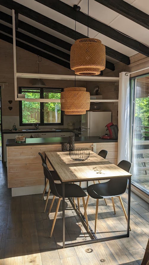 Lodge Spa Supérieur : un chalet romantique en Aquitaine à Biron — espace de vie