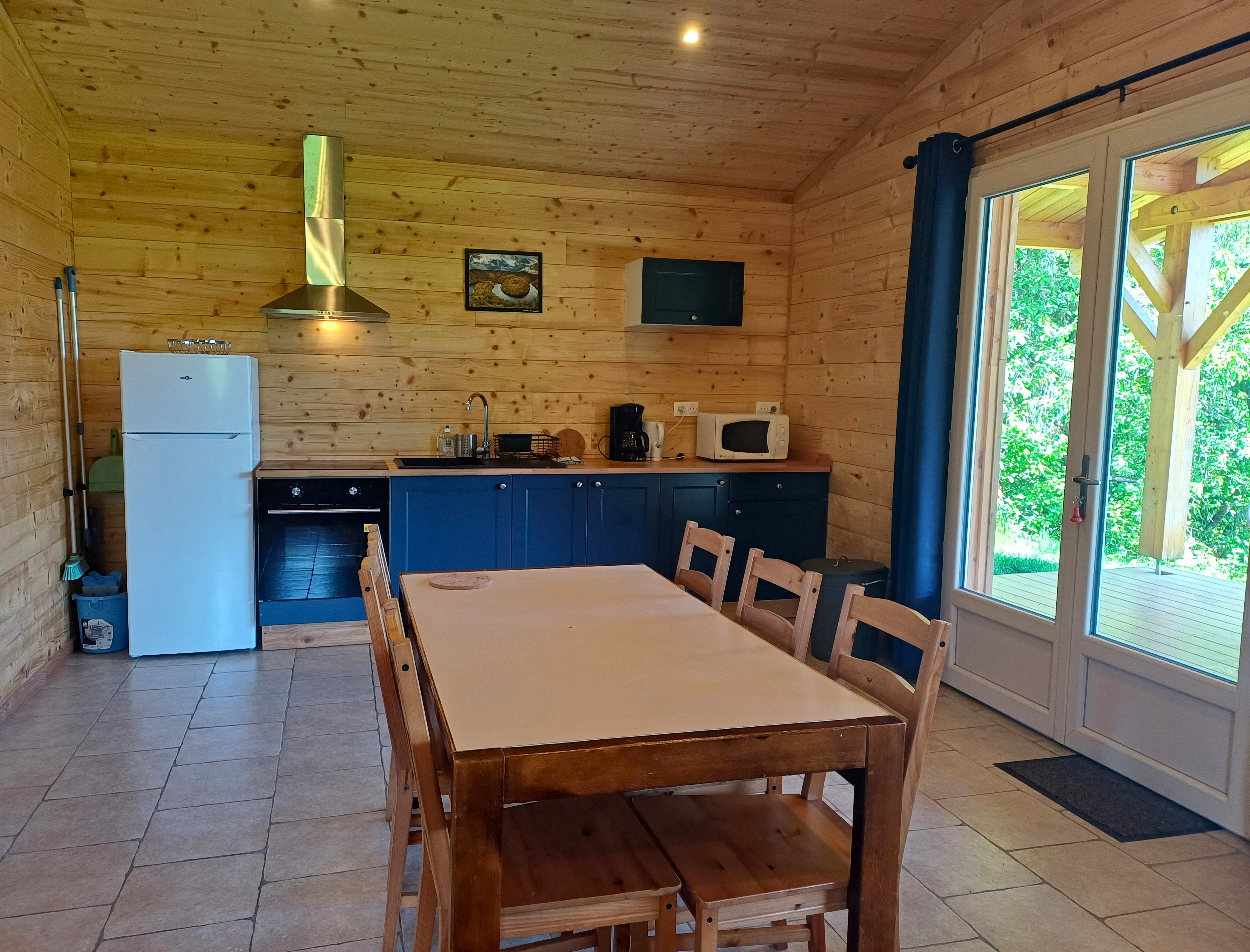 Chalet Douglas : une évasion romantique avec vue sur le lac à Condat-En-Combraille — salle de bain