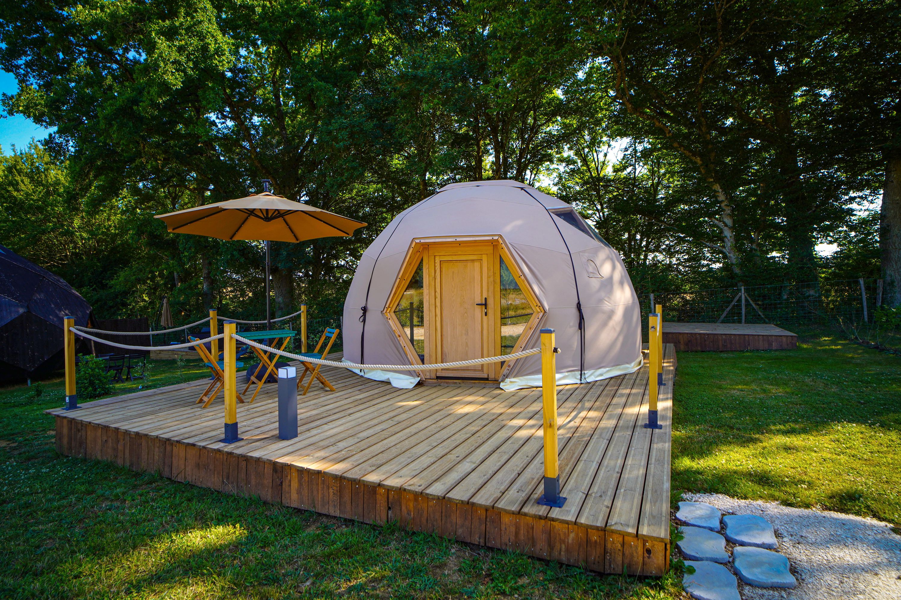 Le Dôme géodésique cocooning & Spa — Dôme avec spa à Yonne à L'Orée des 4 chemins — vue intérieure