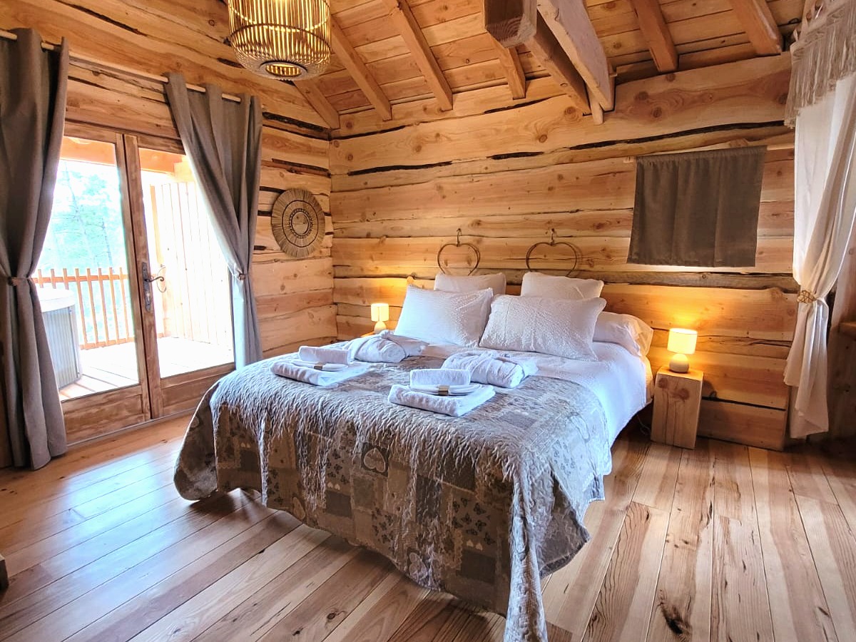 La cabane & spa Cupidon — Cabane dans les arbres avec spa à 6m en Ardèche à Le Teil — espace de vie