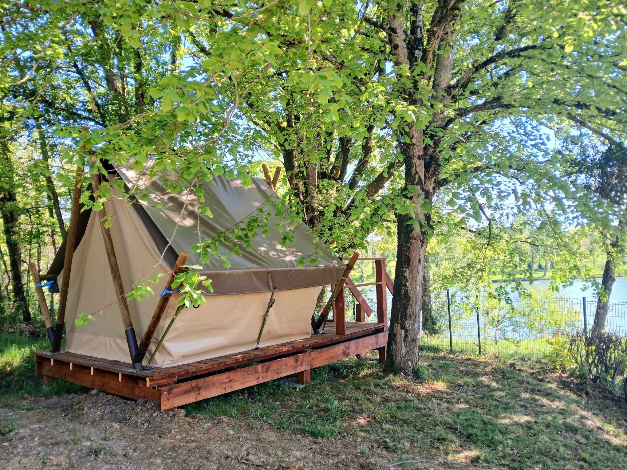 Pilotis du lac avec SPA privatif — Cabane sur pilotis à Tarn à Rabastens — vue depuis la terrasse