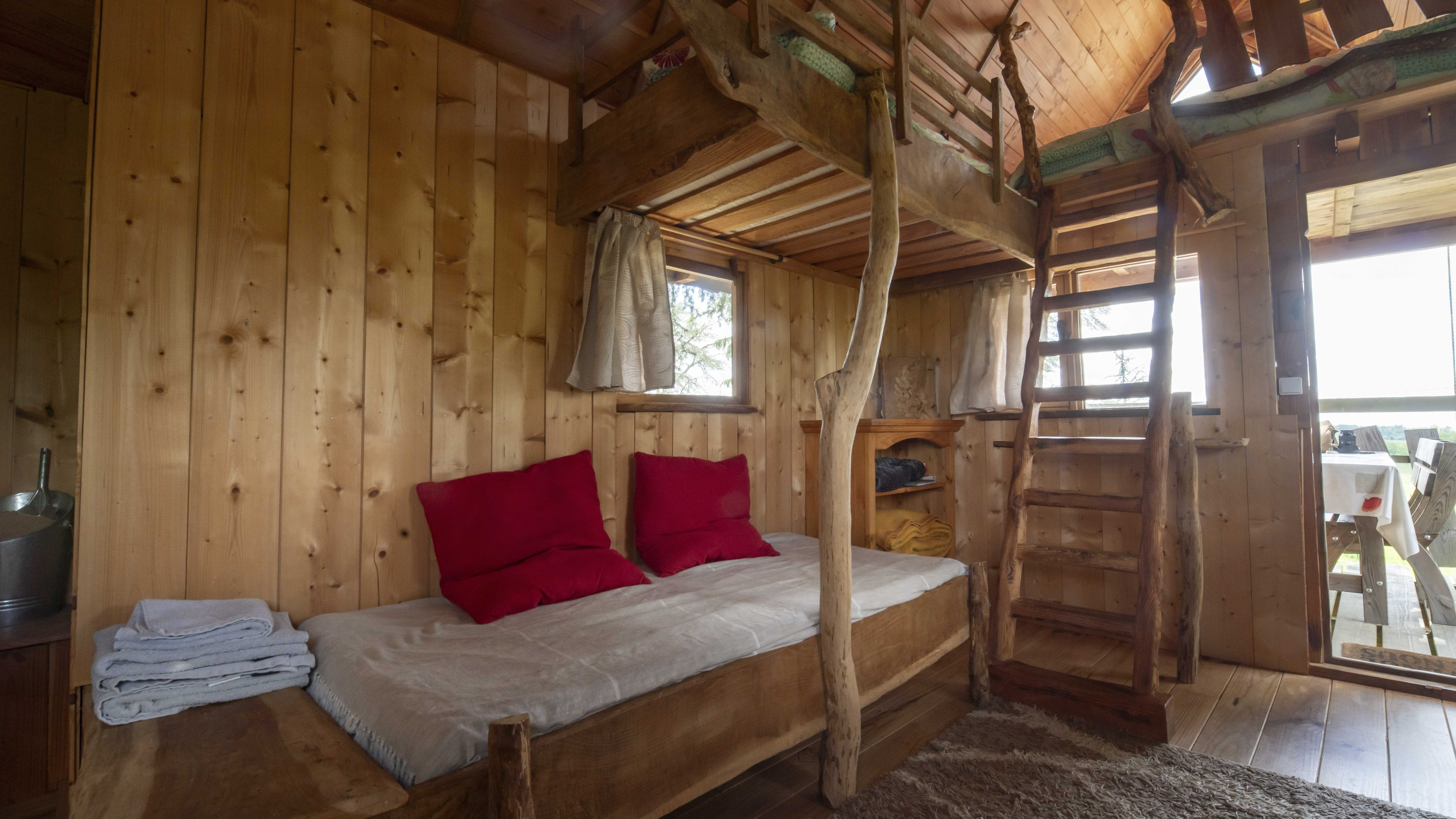 Cabane au Cèdre du Bonheur — Cabane dans les arbres avec vue panoramique à Gers à Riguepeu — détail architectural