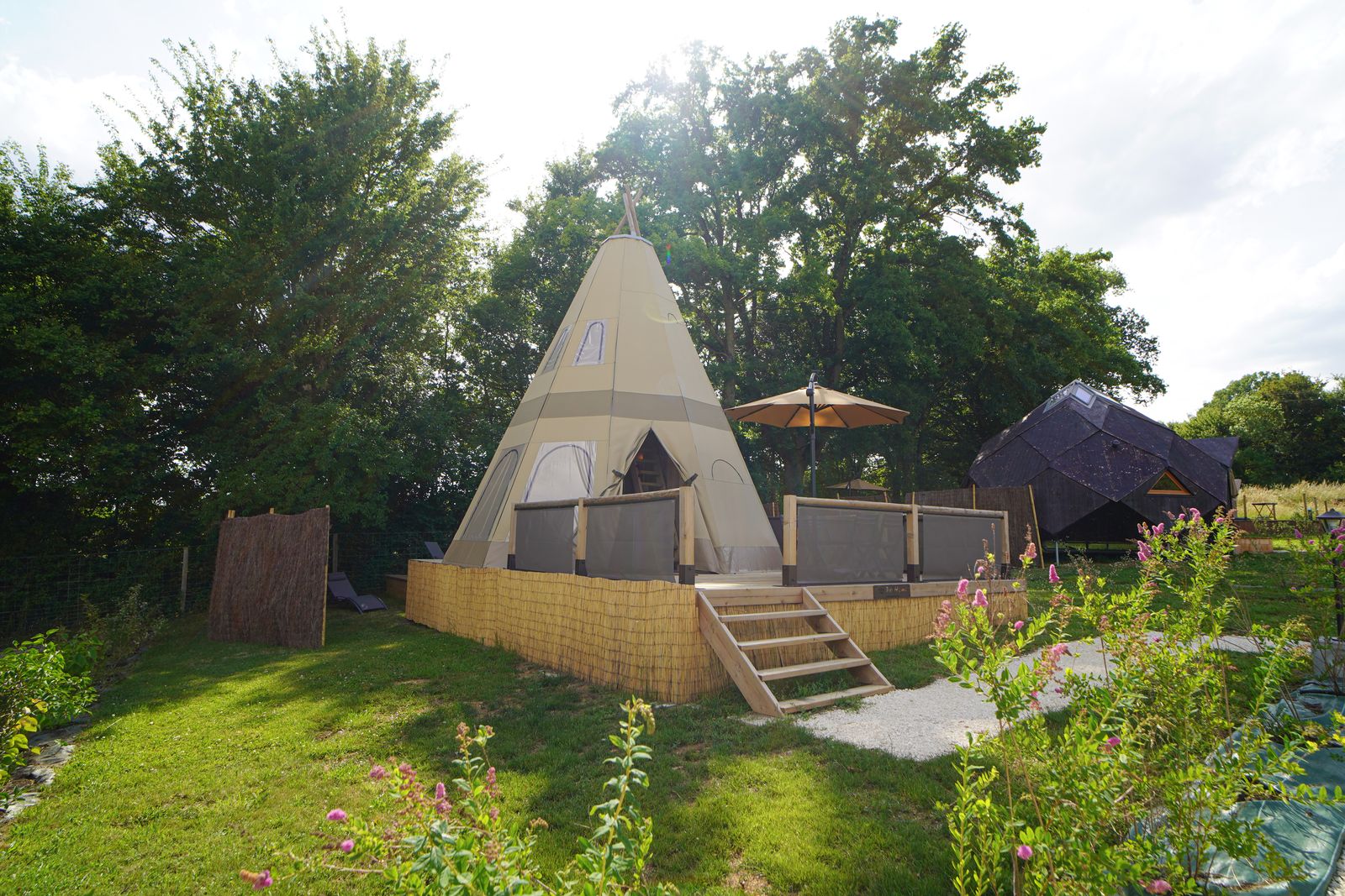 Le Tipi de L'Orée des 4 chemins — Nuit avec spa à Yonne à Villeneuve-Saint-Salves — espace de vie