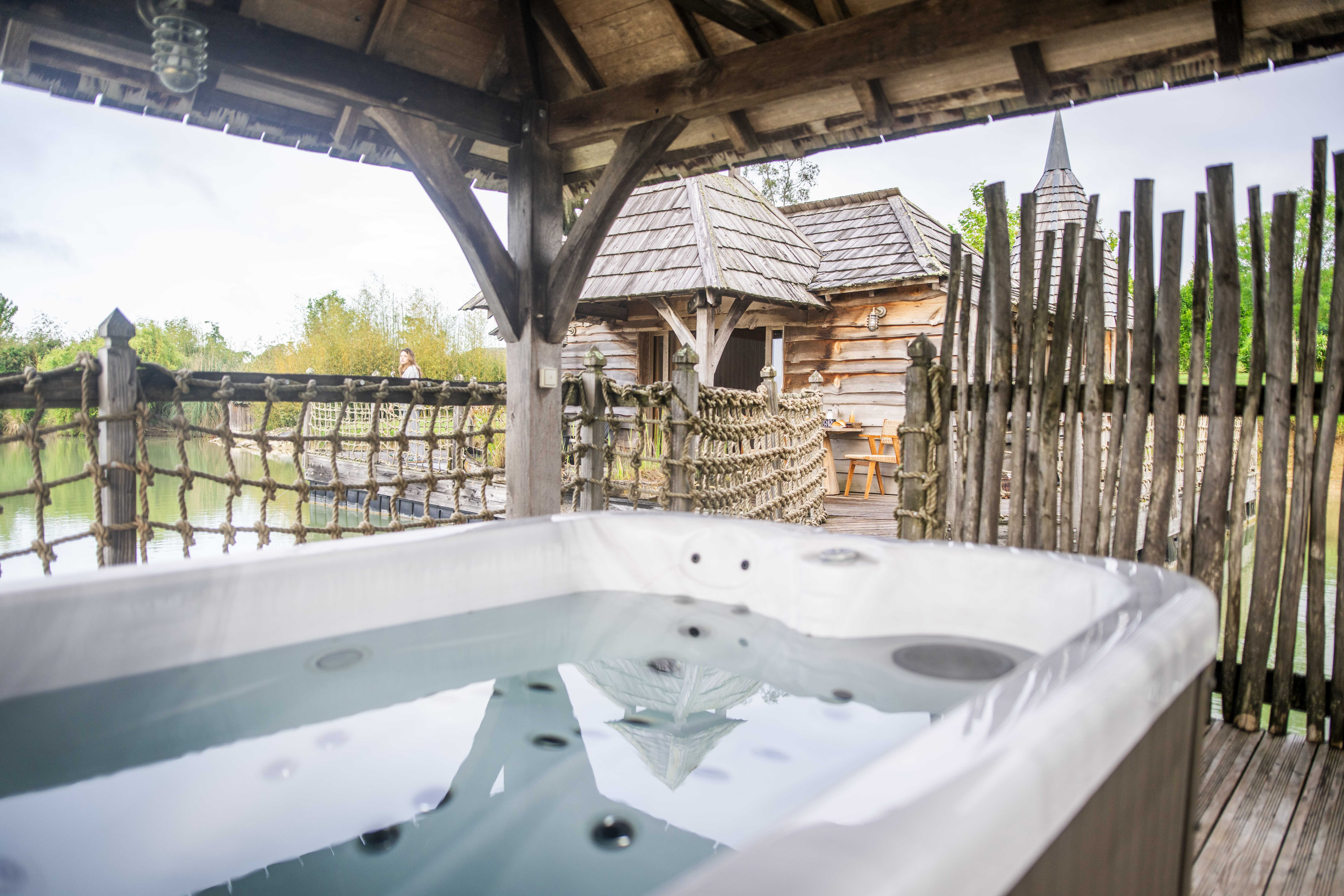 Cabane Château Biron & spa : une évasion sur l'eau en Aquitaine à Beaumontois En Perigord — vue intérieure