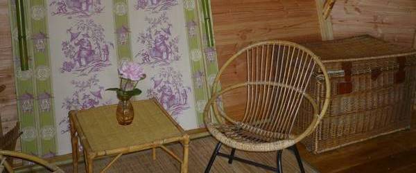Cabane asiatique : une nuit suspendue dans les arbres à Ballan-Miré — salle de bain