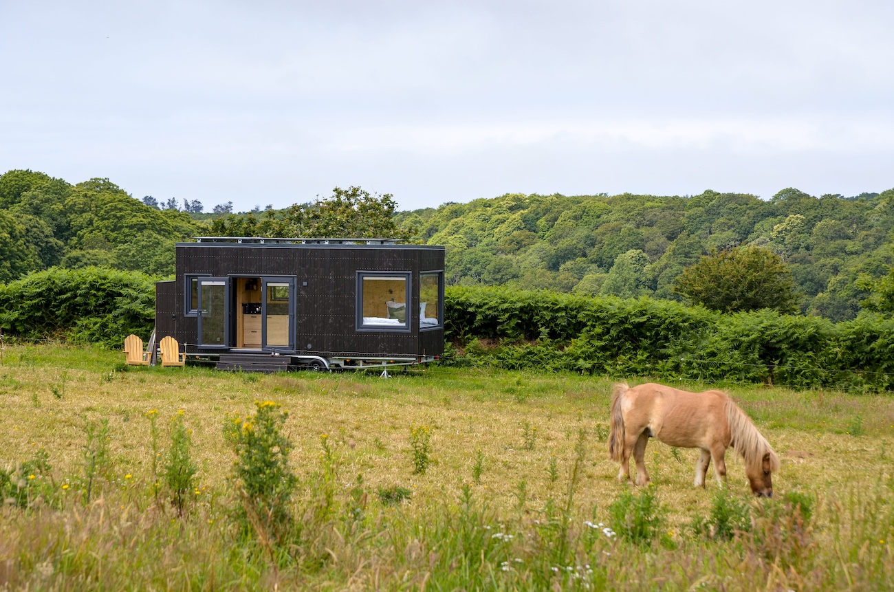 Parcel Tiny House — Séjour avec piscine à Plonéour-Lanvern à Plonéour-Lanvern — vue intérieure