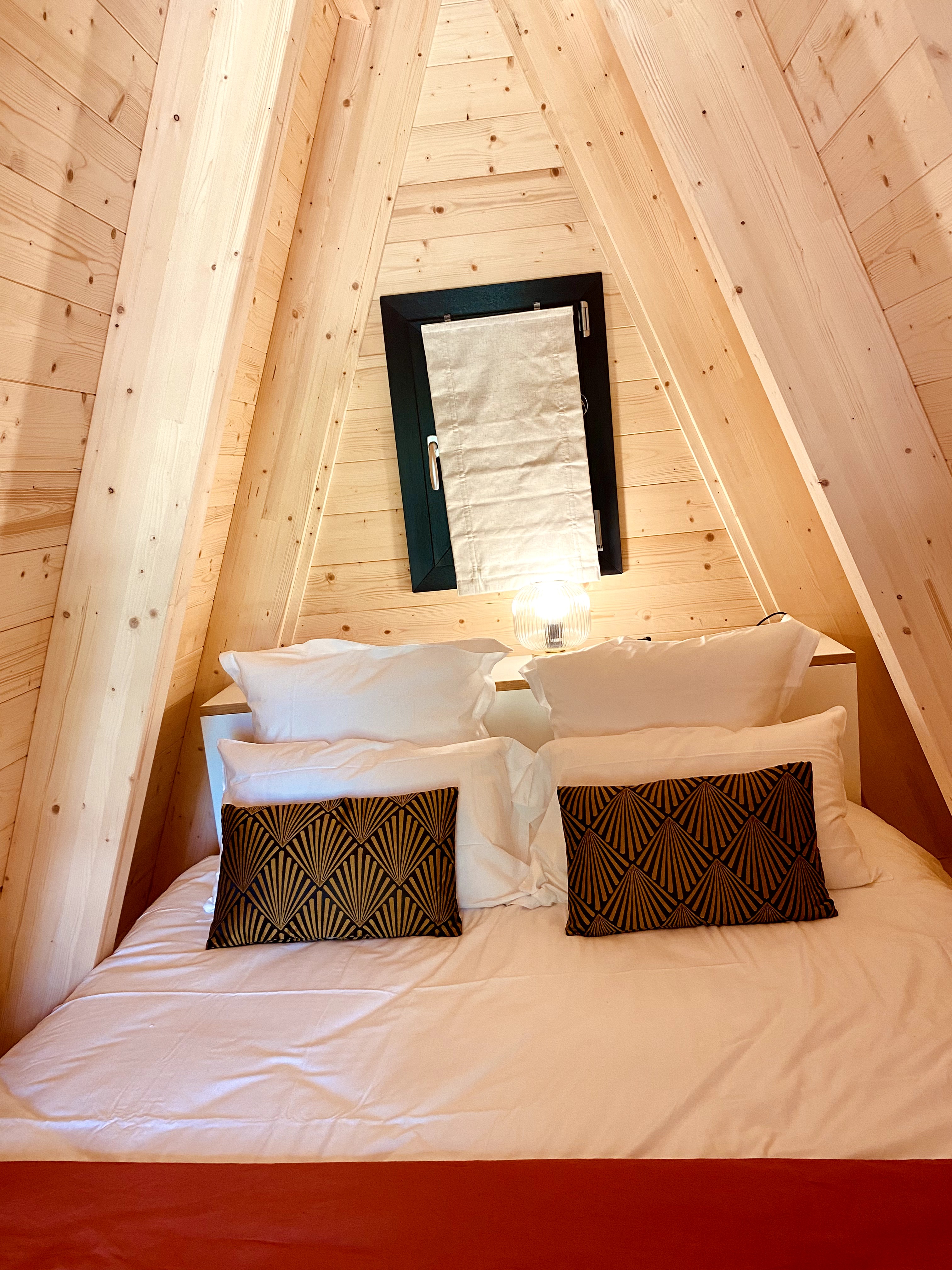 Ecolodge Rochechouart — Cabane avec vue imprenable au Château de la Mothe Chandeniers à Rochechouart — vue depuis la terrasse