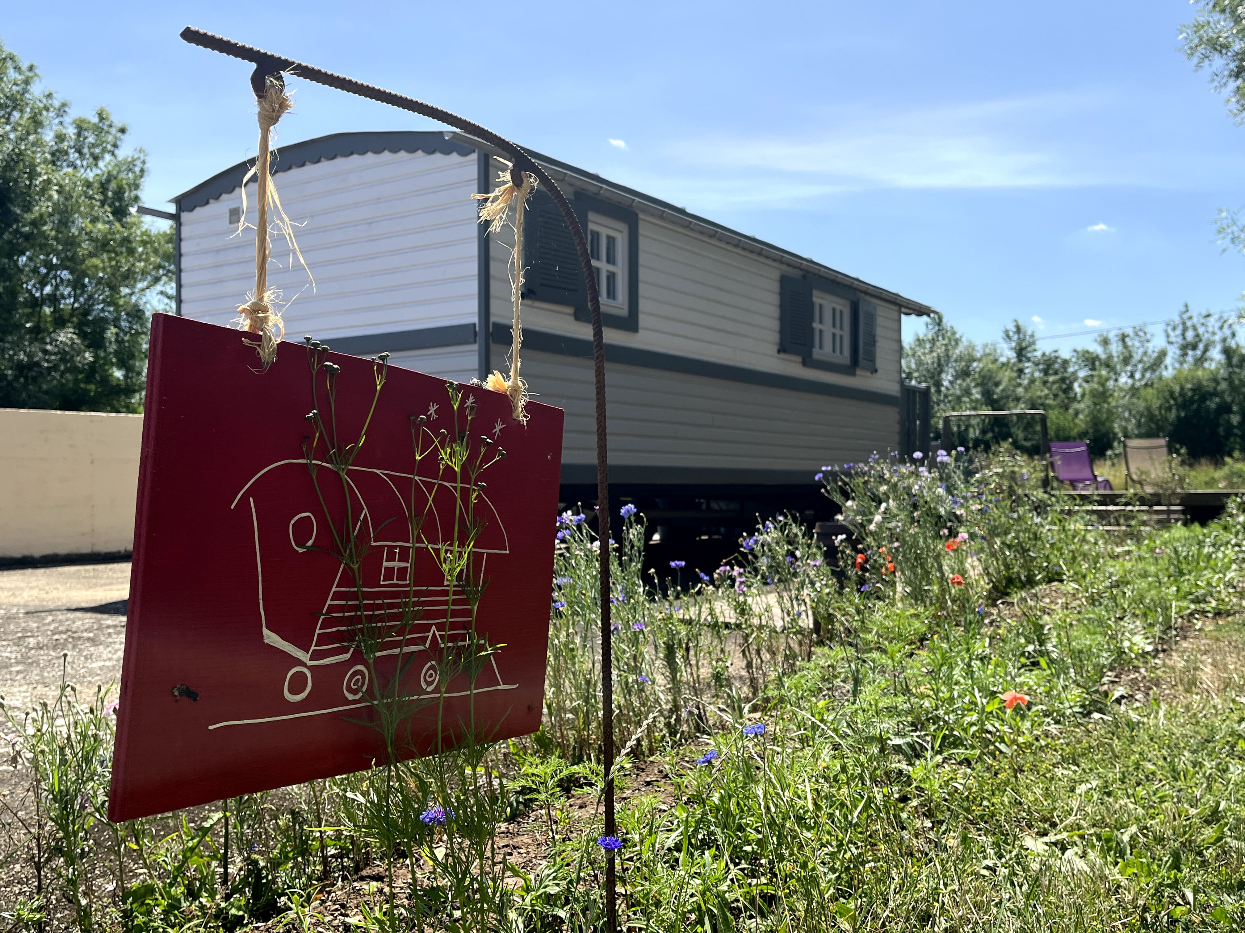 Roulotte de charme : une escapade poétique en pleine nature à Vix — chambre
