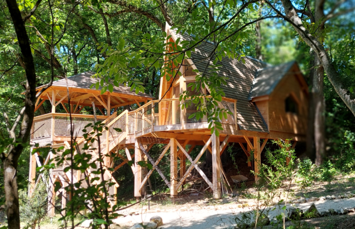 Cabane perchée BLOOMA — Détente avec Spa à Sarrant (Gers) à Sarrant — salle de bain