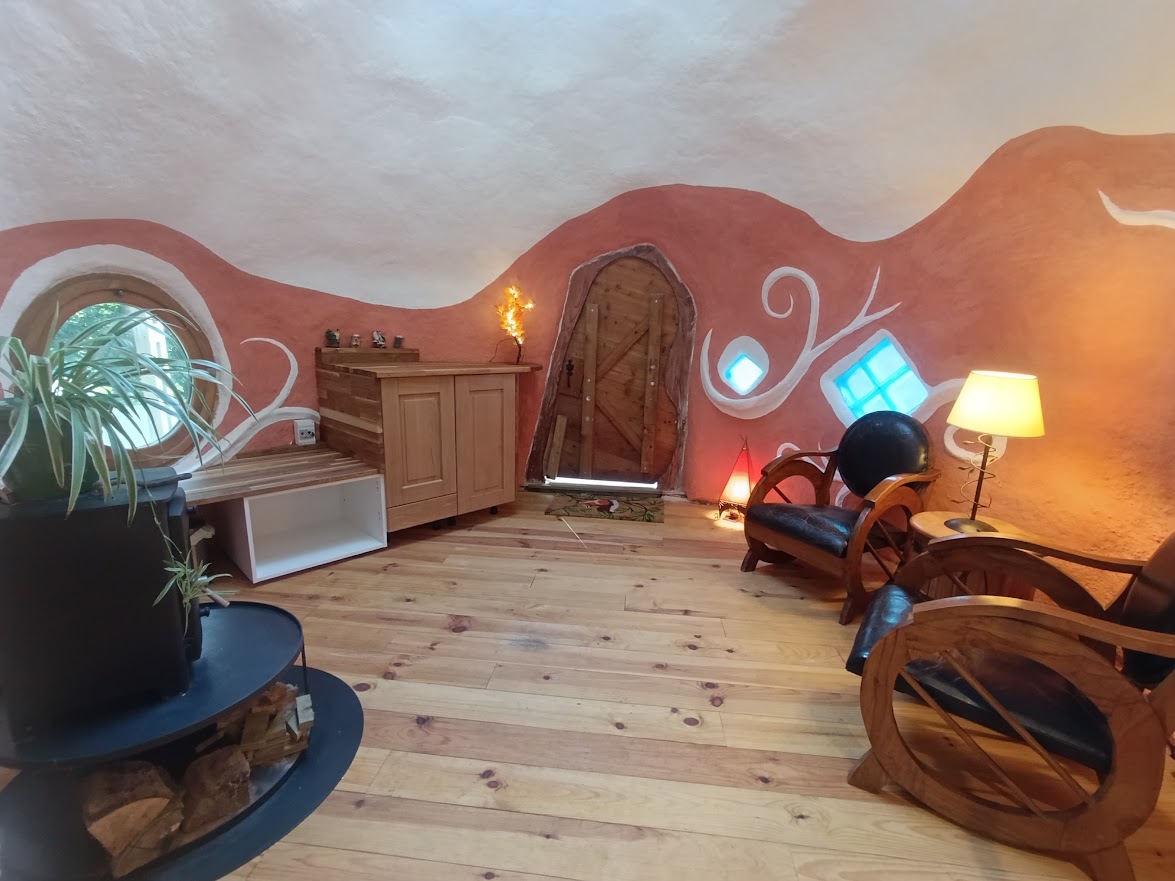 La Taupinière — Maison insolite avec spa à La Clauzade, Corrèze à Saint-Germain-les-Vergnes — espace de vie