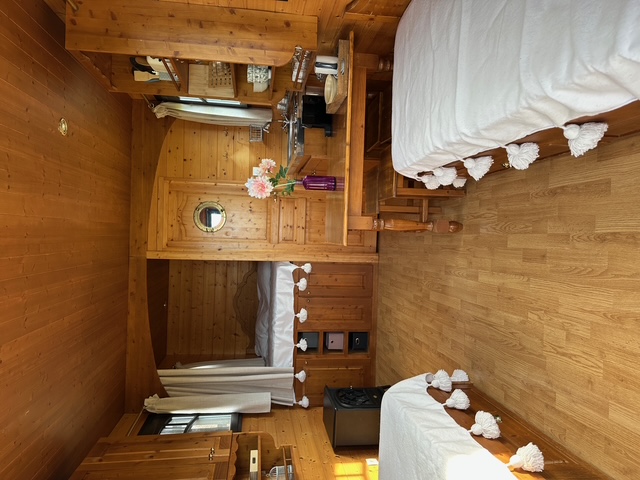 Roulotte Lily — Évasion nature avec spa à Charente-Maritime à La Rochelle — chambre