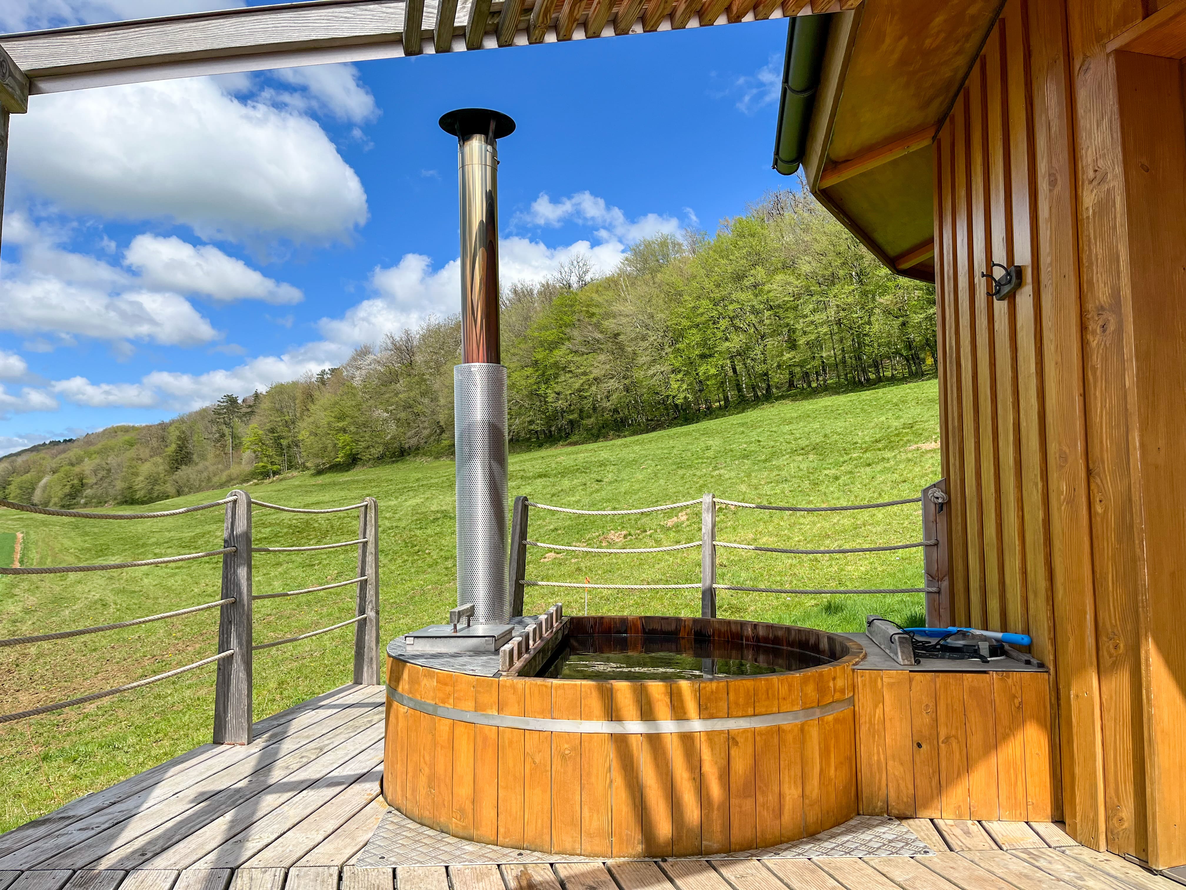 Cabane Douglas & Spa — Évasion romantique sur pilotis dans le Jura à Lons-le-Saunier — espace de vie
