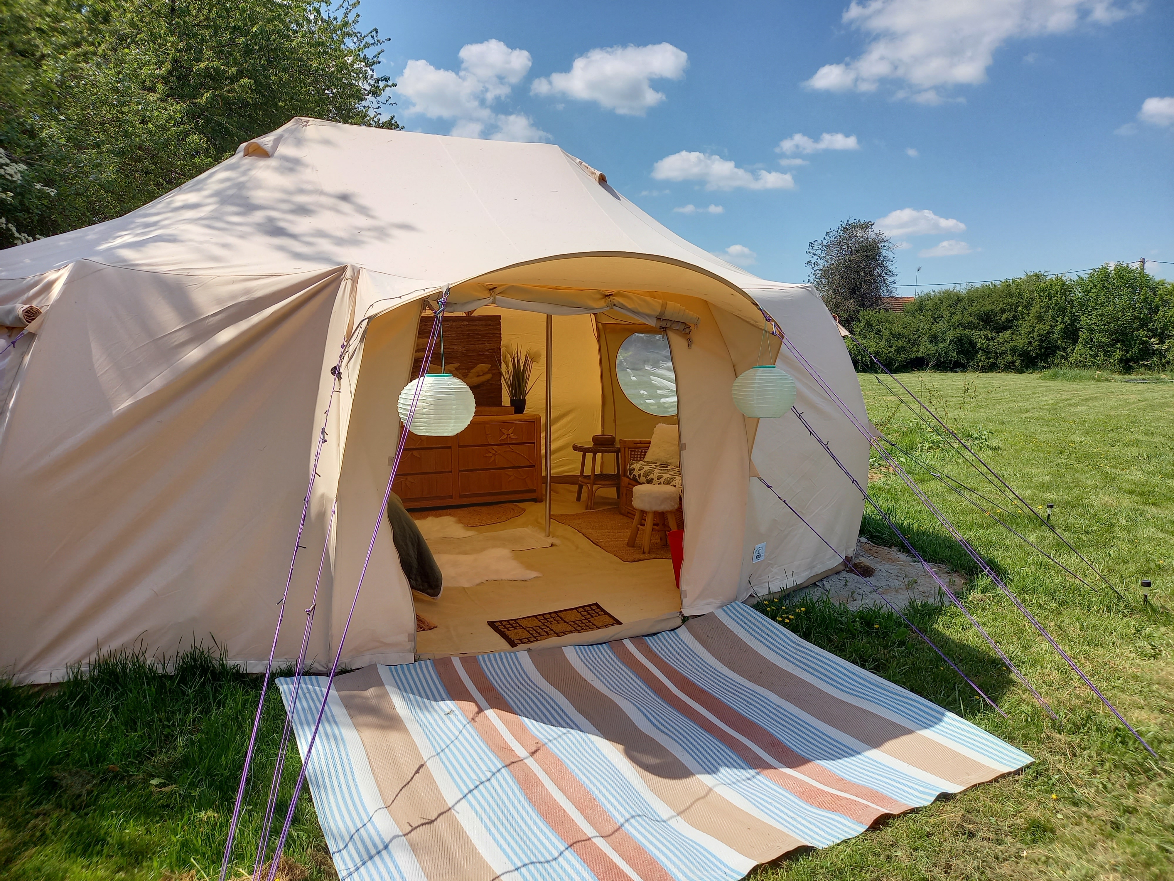 Bus magique avec tente glamping — Nuit insolite en Allier à Vichy — salle de bain
