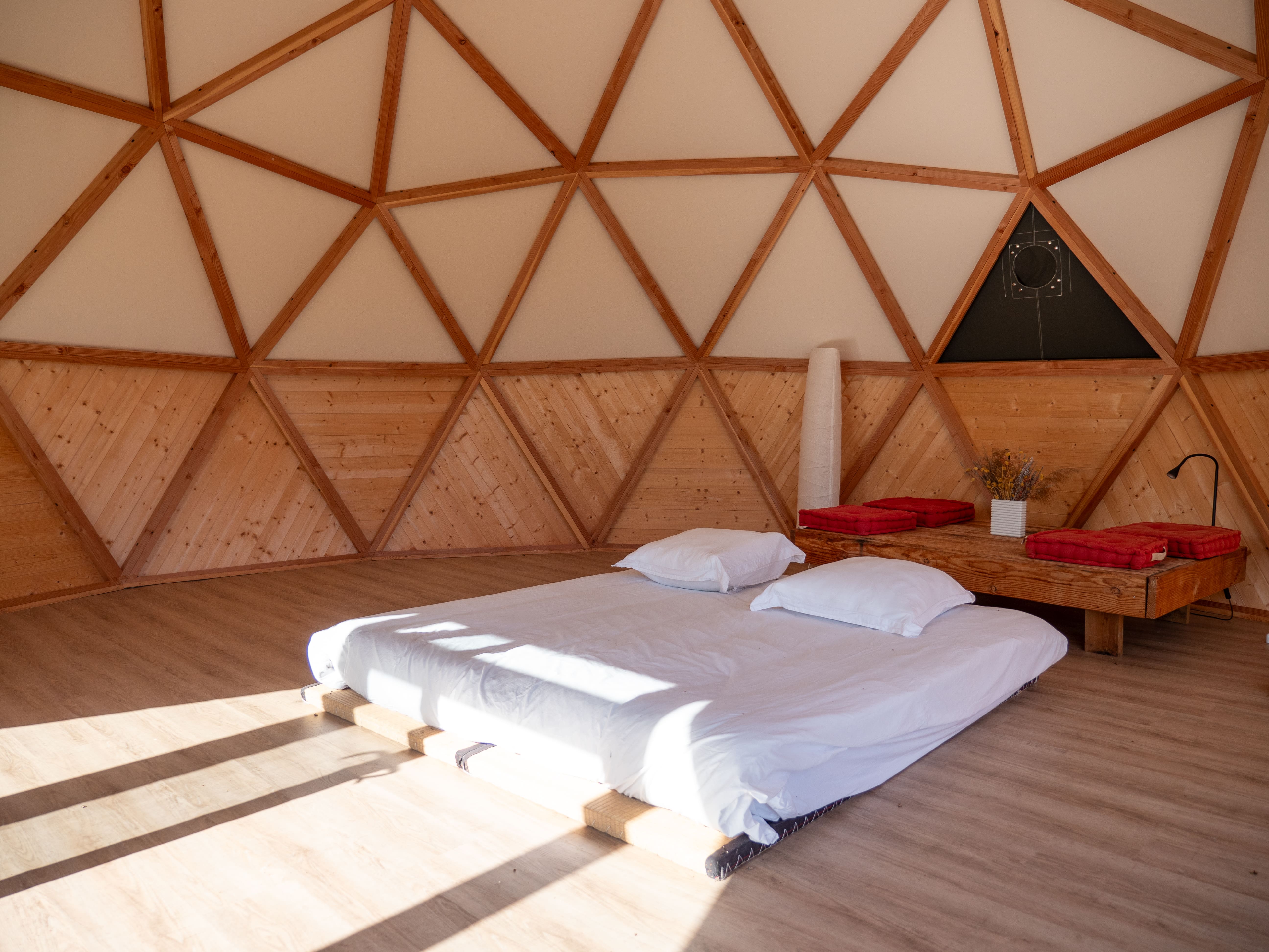 Un dôme glamping au bord d'un lac privé en Aquitaine à Sadirac — espace de vie