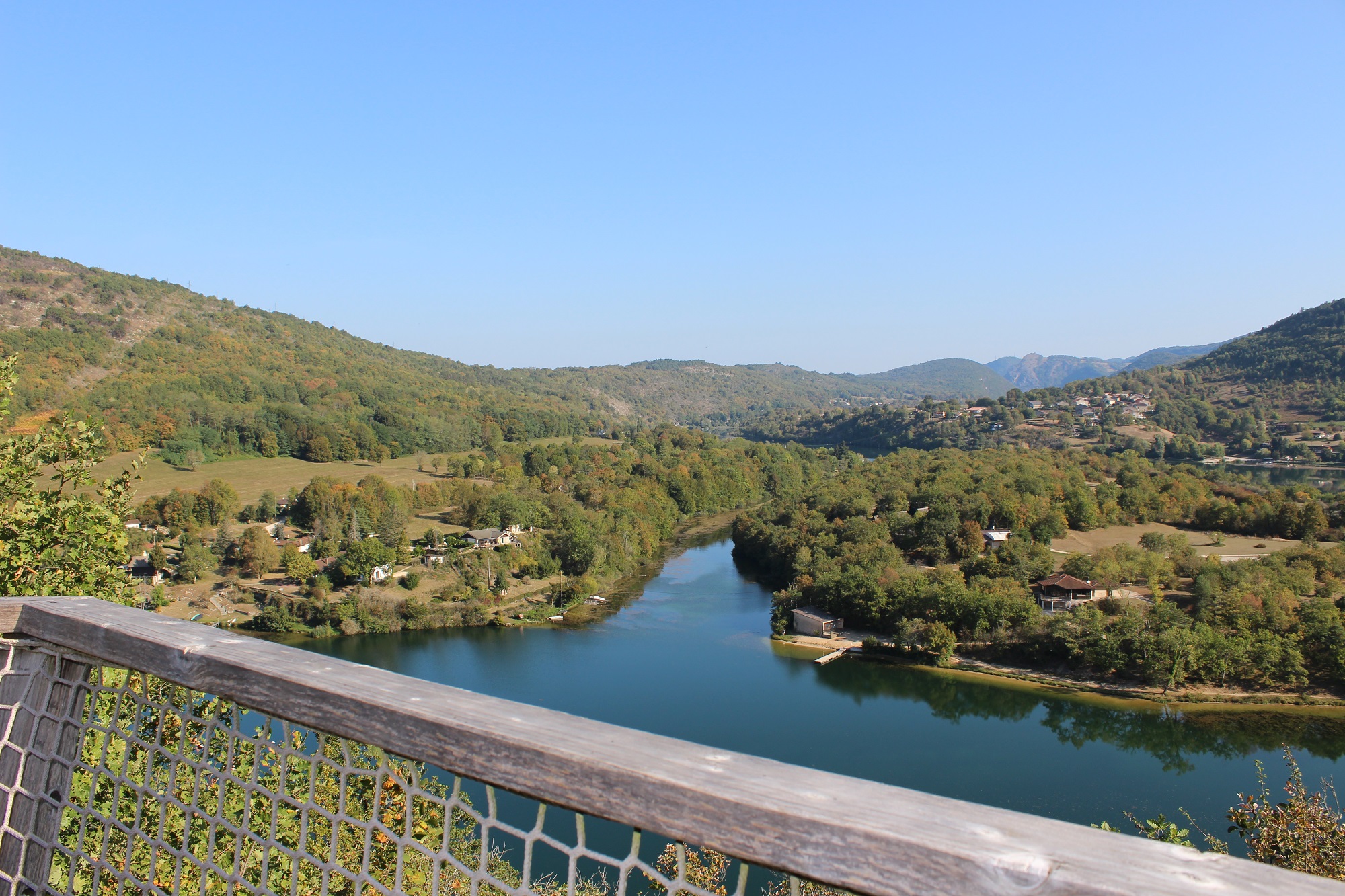 La Sapinière : une cabane sur pilotis au cœur des Alpes à Serrières-Sur-Ain — vue depuis la terrasse