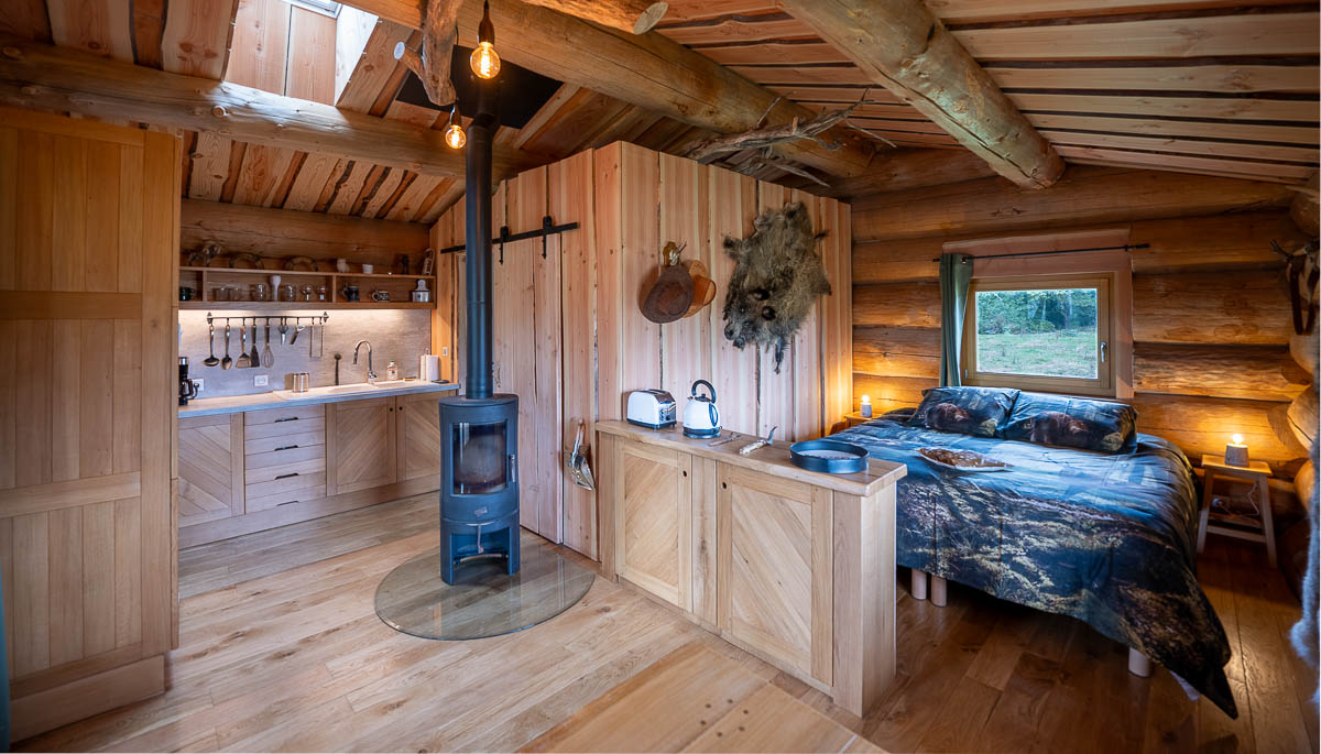 La Cabane Spa du Trappeur : une expérience unique en pleine nature à Chennegy — vue intérieure