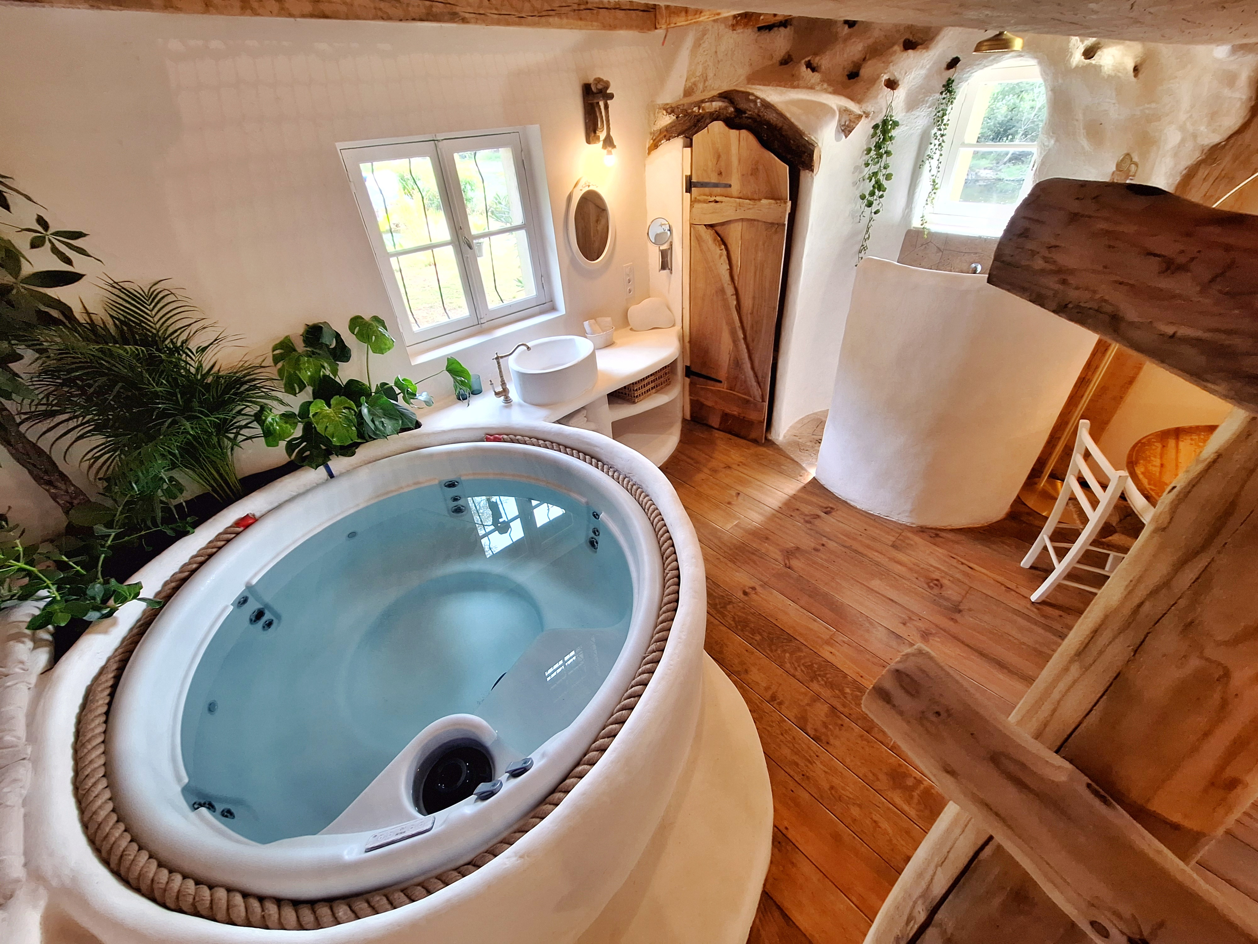 Photo 4/9 — Maison insolite « L'Escapade Amoureuse en Périgord Noir — Maison insolite avec spa à Dordogne » à Azerat Dordogne
