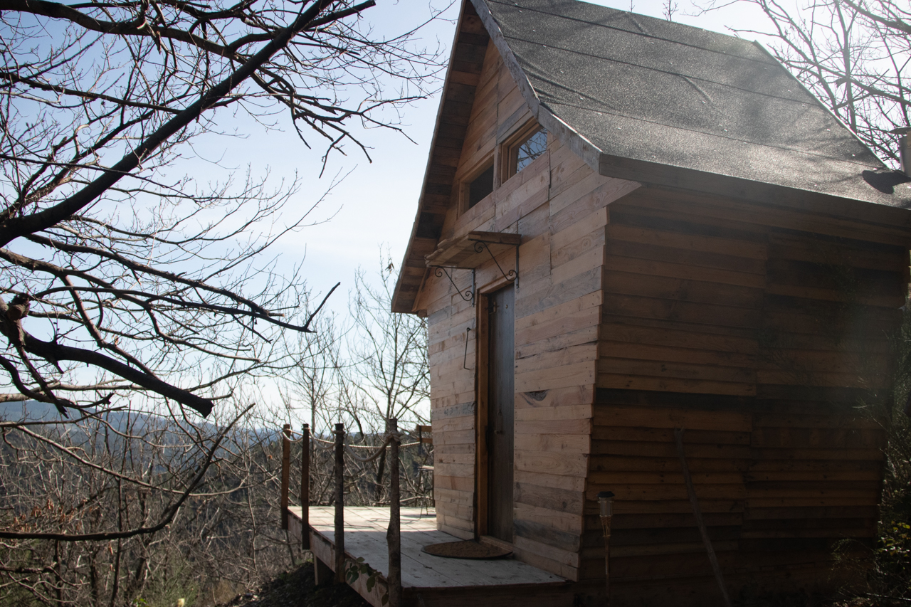 La Cabane d'Émerveille : un refuge enchanteur en Languedoc-Roussillon à Mialet — vue intérieure