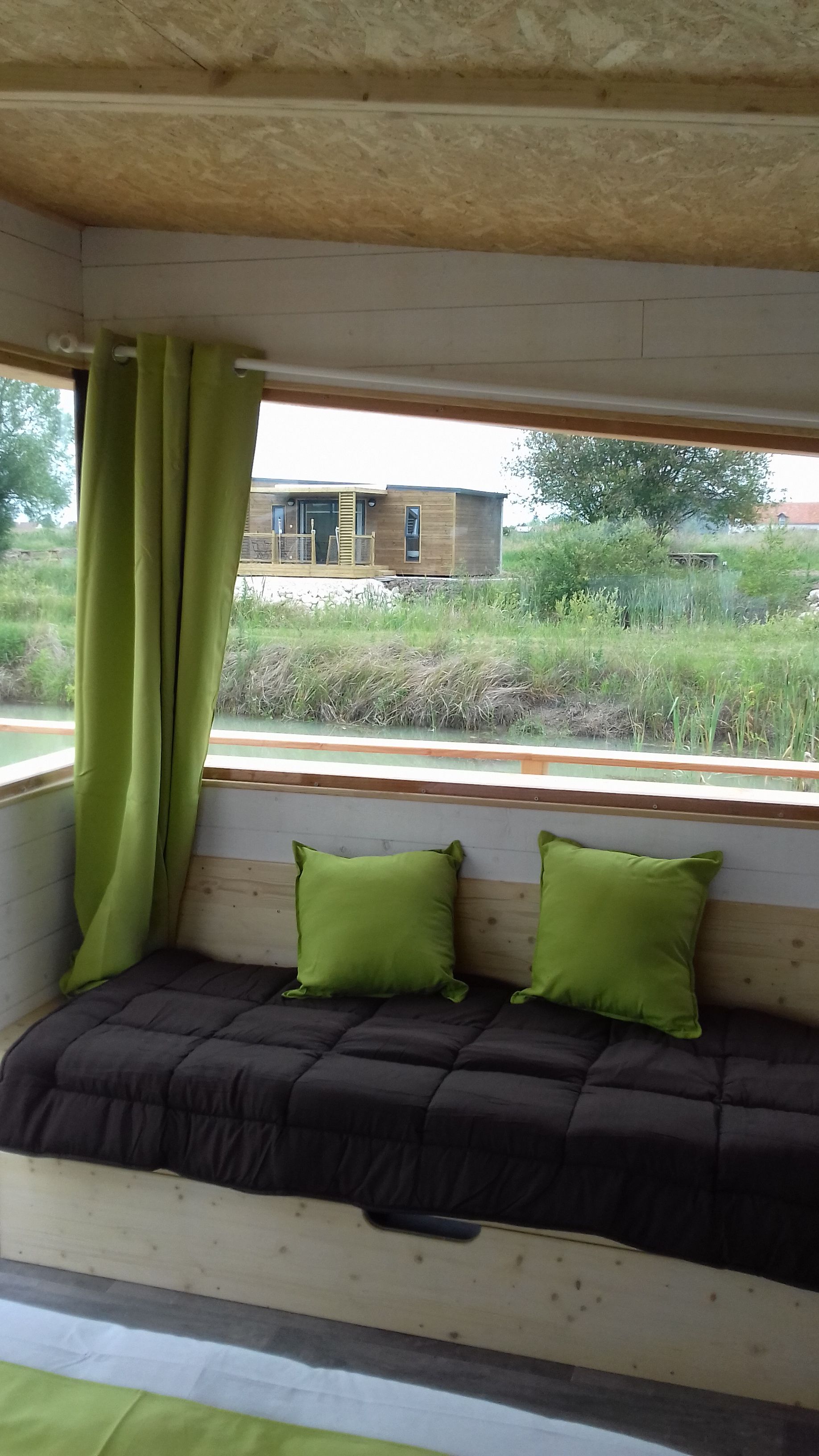 Lodge flottant Nénuphar : une cabane sur l'eau en pleine nature à Mont Près Chambord — vue depuis la terrasse