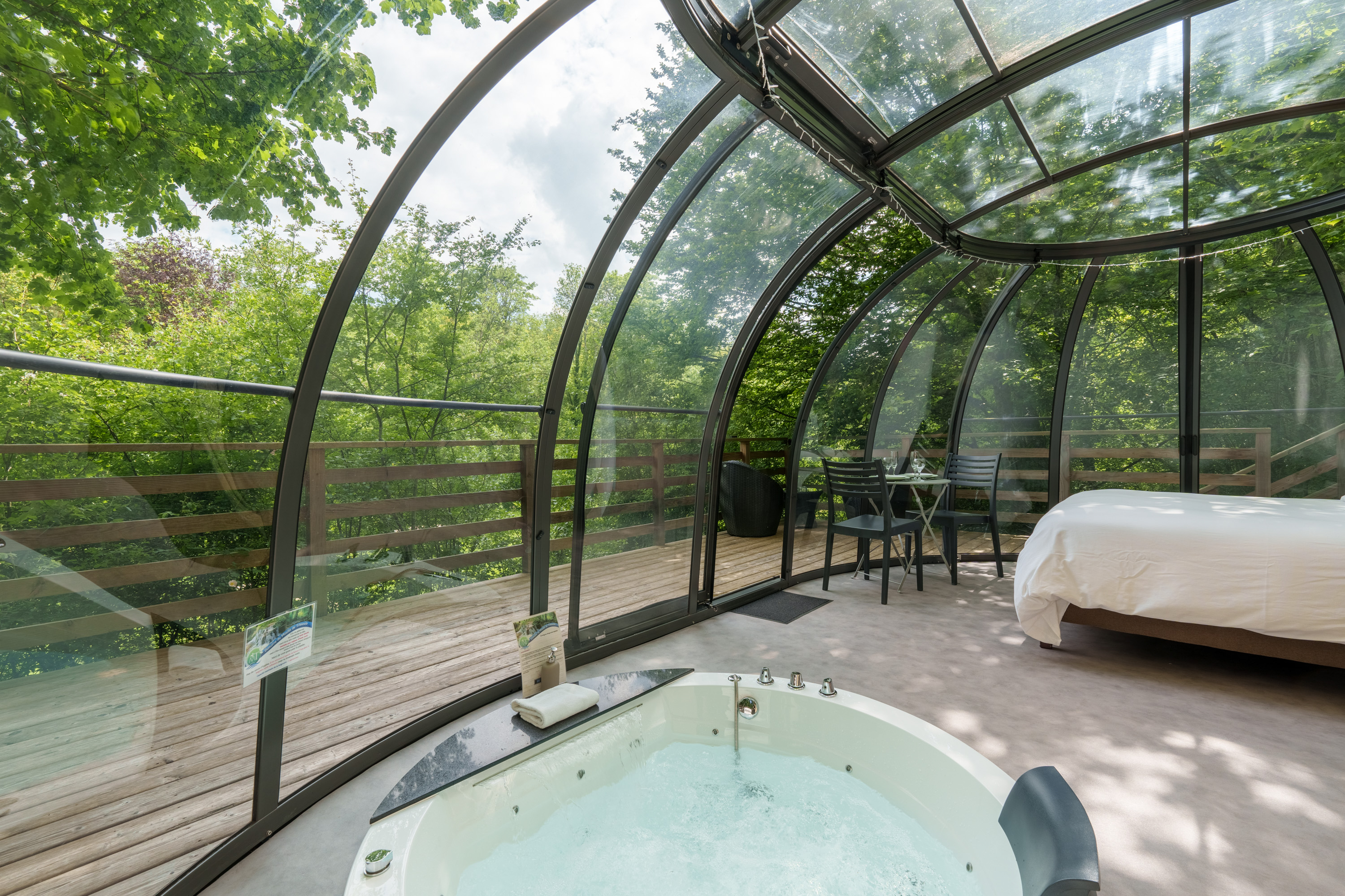Dôme Stella & Spa — Nuit perchée à 2m en Haute-Marne à Marnay-Sur-Marne — vue depuis la terrasse