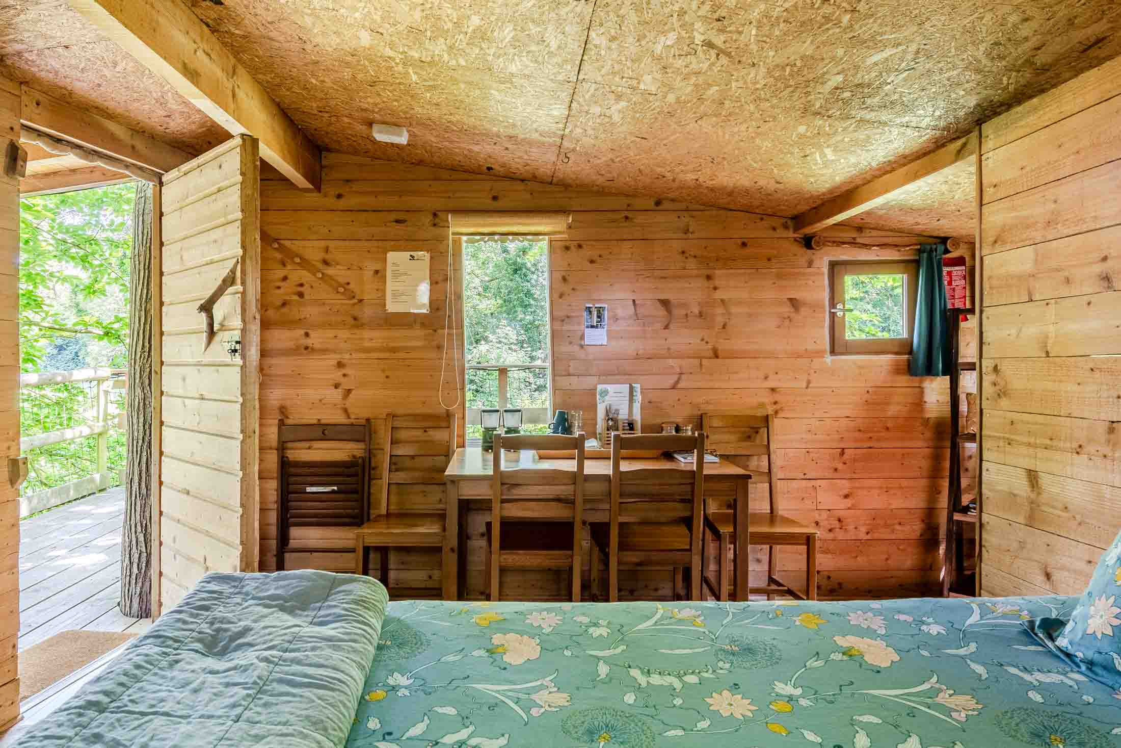Cabane Pivert — Nuit perchée à 8m dans un châtaignier en Calvados à Caen — salle de bain