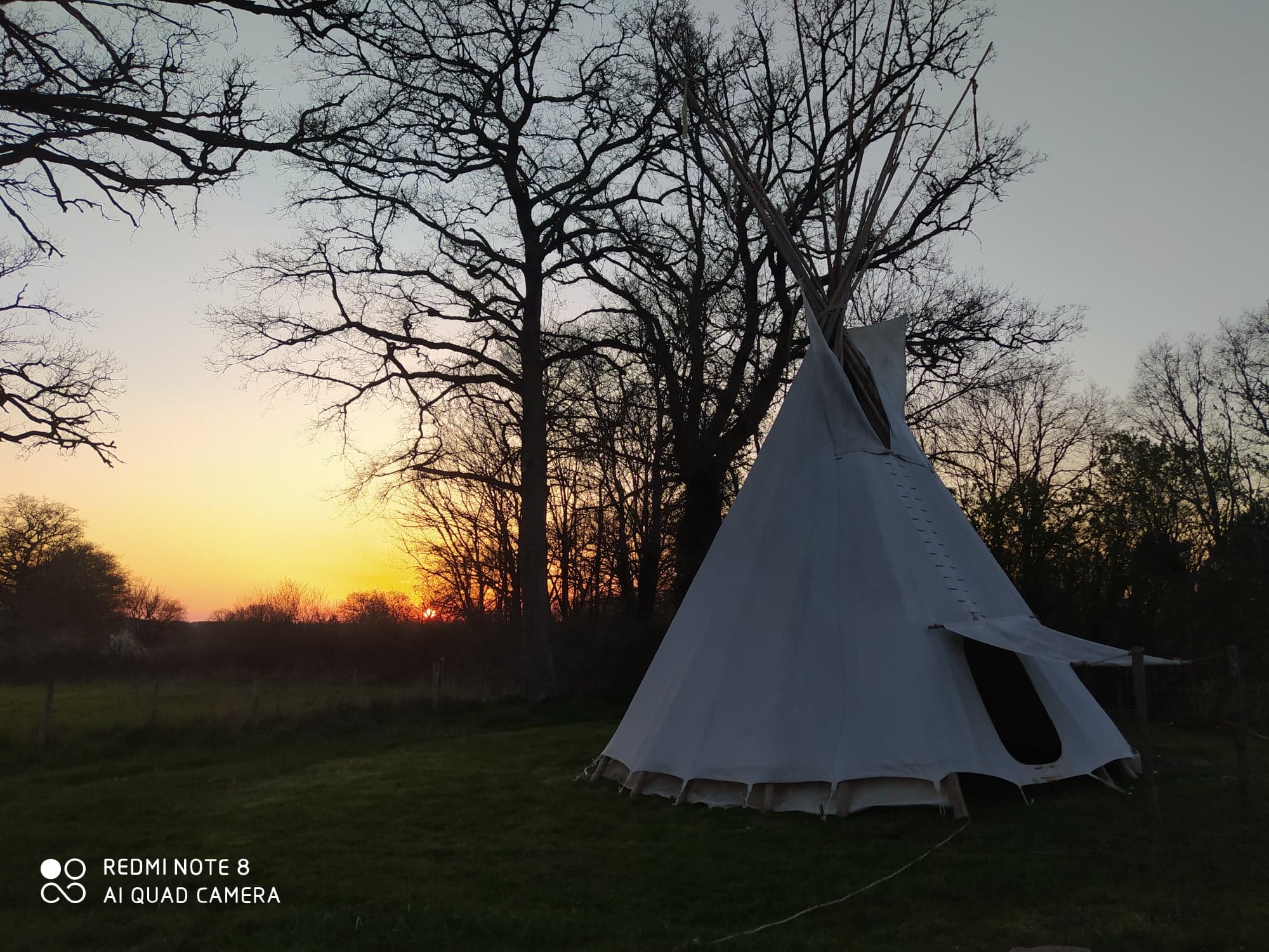 Séjournez dans un tipi cheyenne au cœur du Limousin à Saint Martial Sur Isop — espace de vie