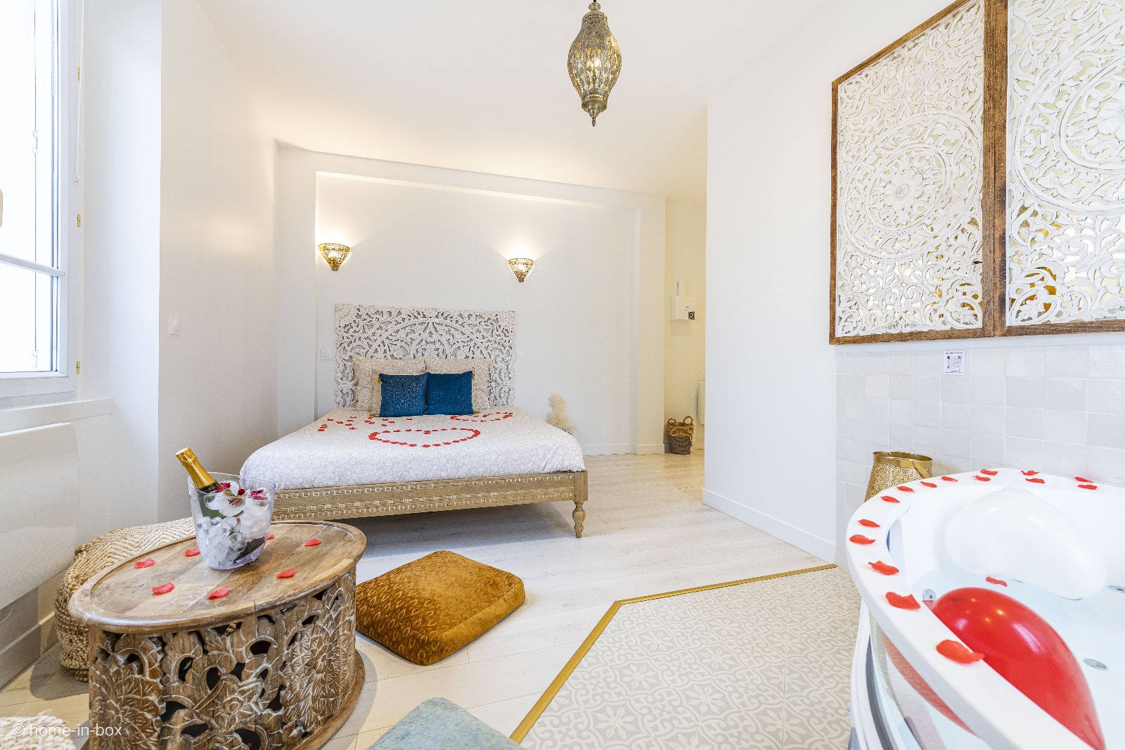 Suite 1001 nuits — Maison insolite avec Jacuzzi à Seine-et-Marne à Serris — salle de bain