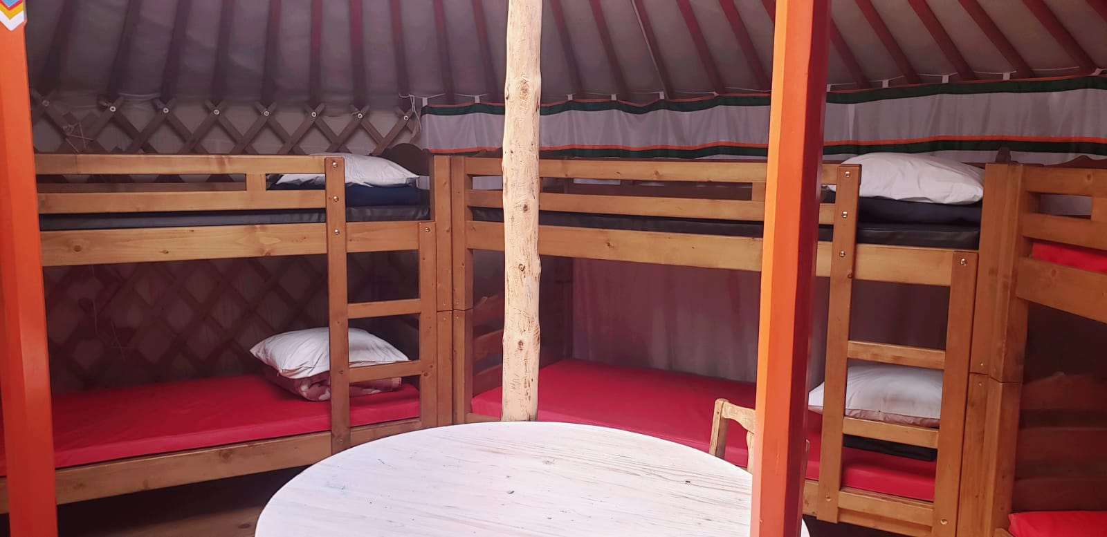 Séjournez dans une yourte bosquet en Franche-Comté à Rochejean — espace de vie