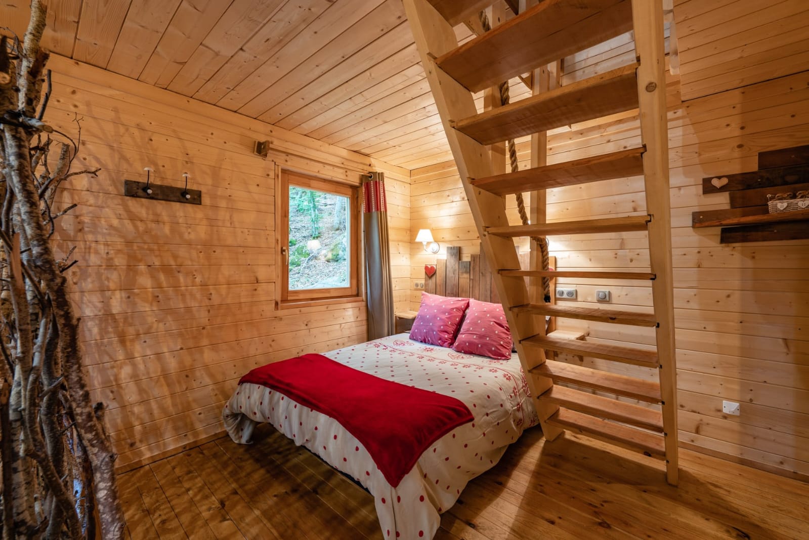 Cabane Spa Les Elfes : une escapade enchantée en hauteur à Saint Léger Les Mélèzes — cuisine