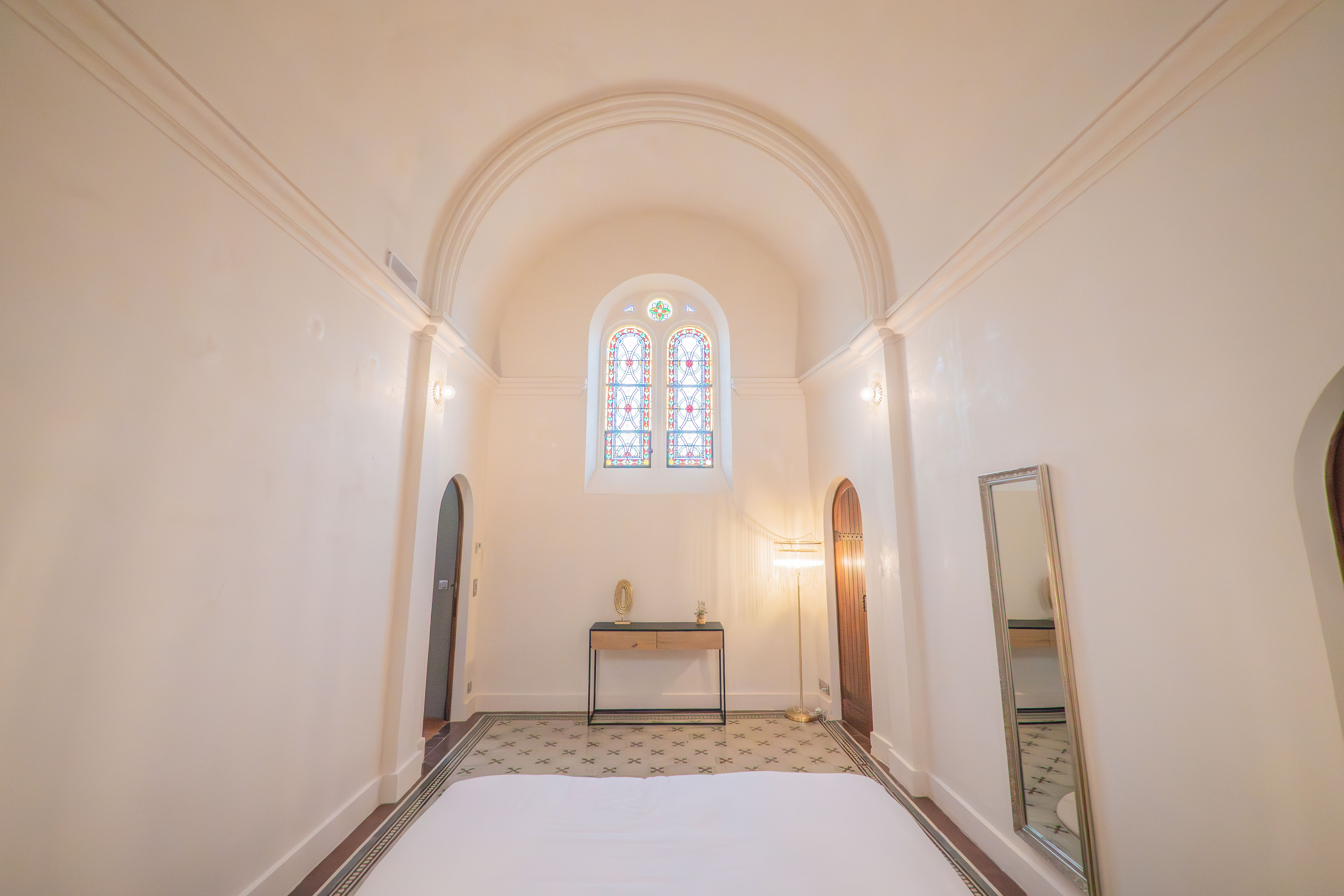 La Chapelle du Château : un gîte insolite au cœur du Languedoc à Pezenas — vue intérieure