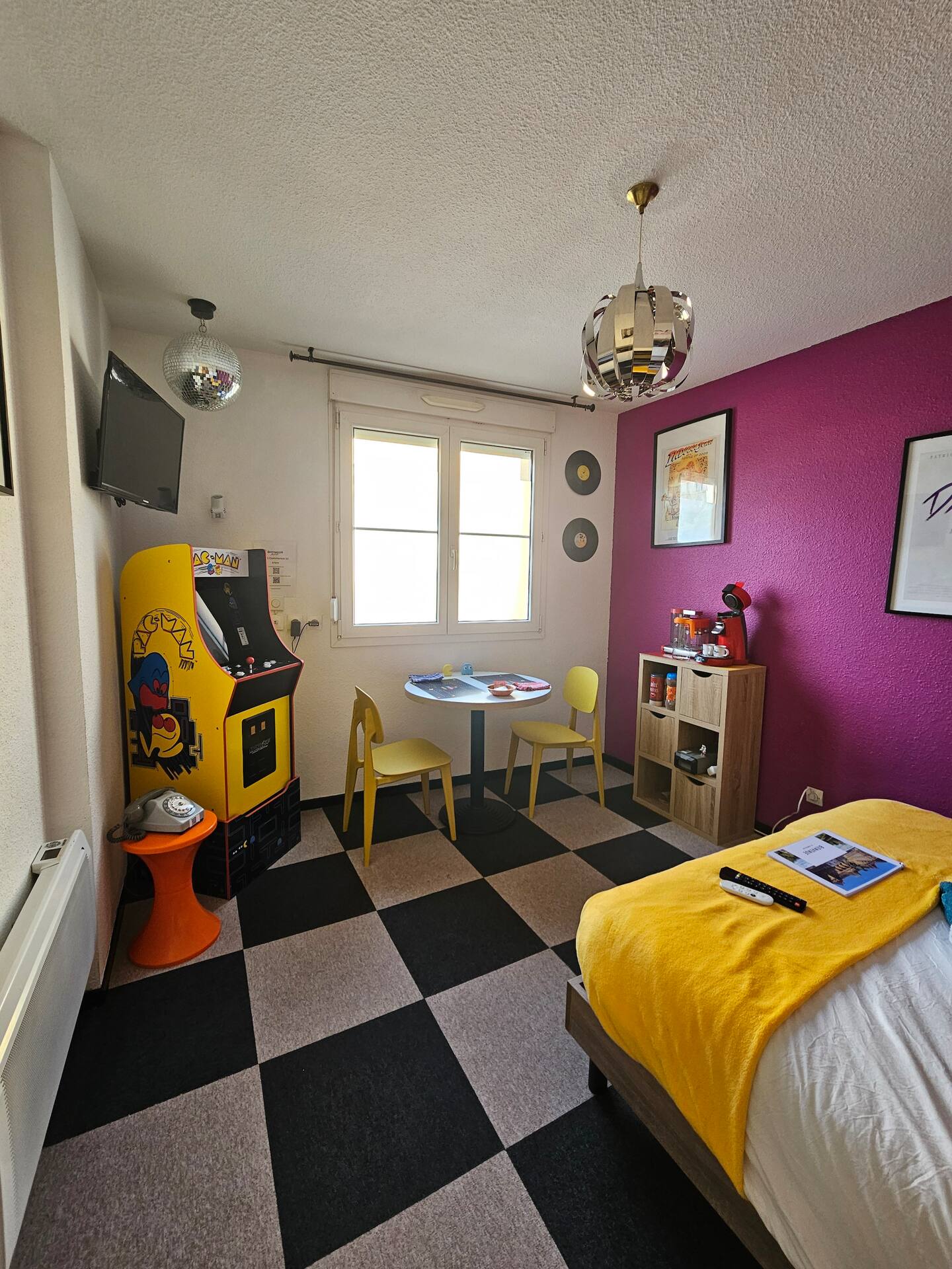 Insolite - Années 80 — Chambre à thème avec spa à Meurthe-et-Moselle