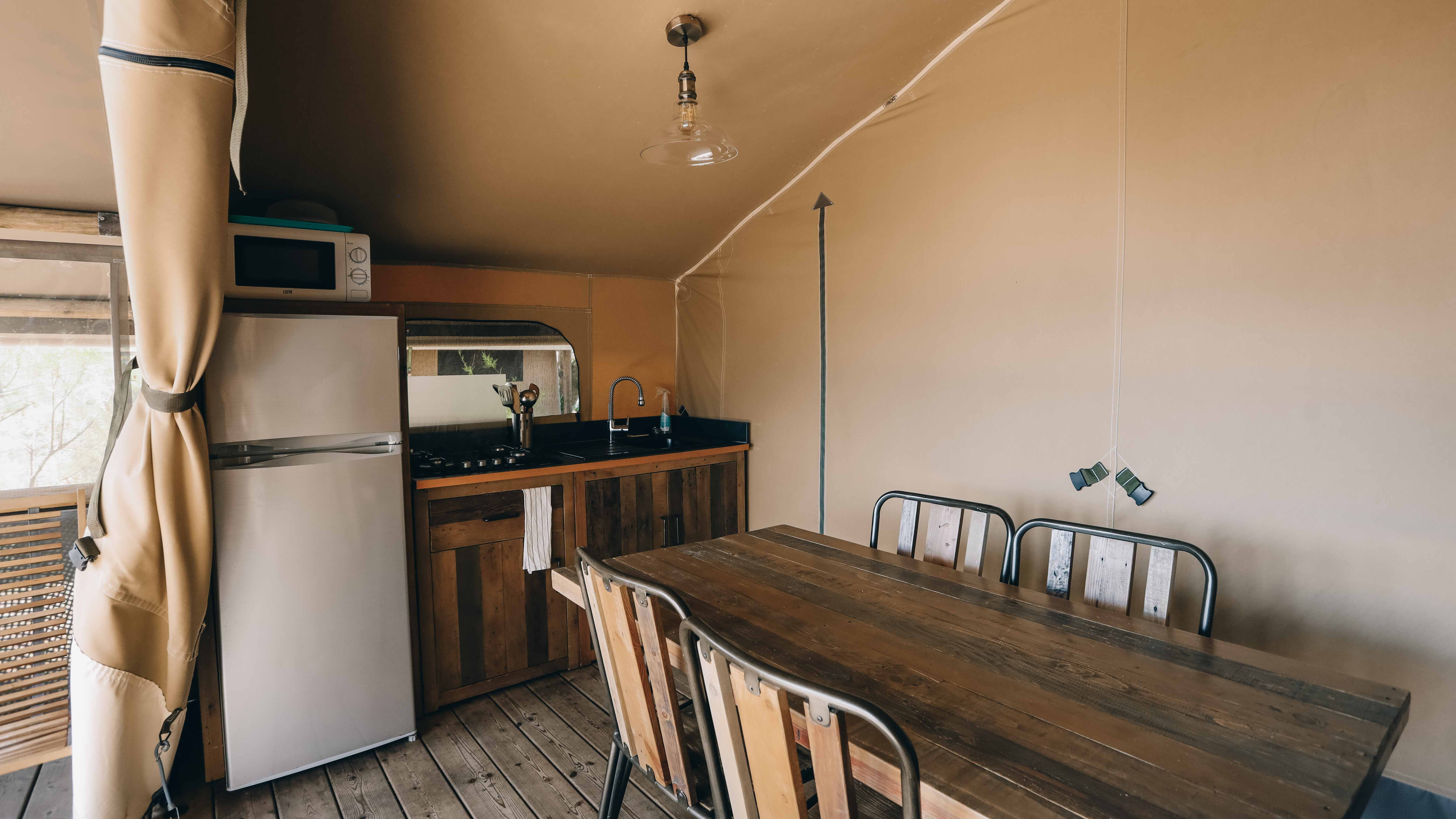Vivez l'expérience unique d'un Bungalodge en Poitou-Charentes à Les Portes-En-Ré — vue depuis la terrasse