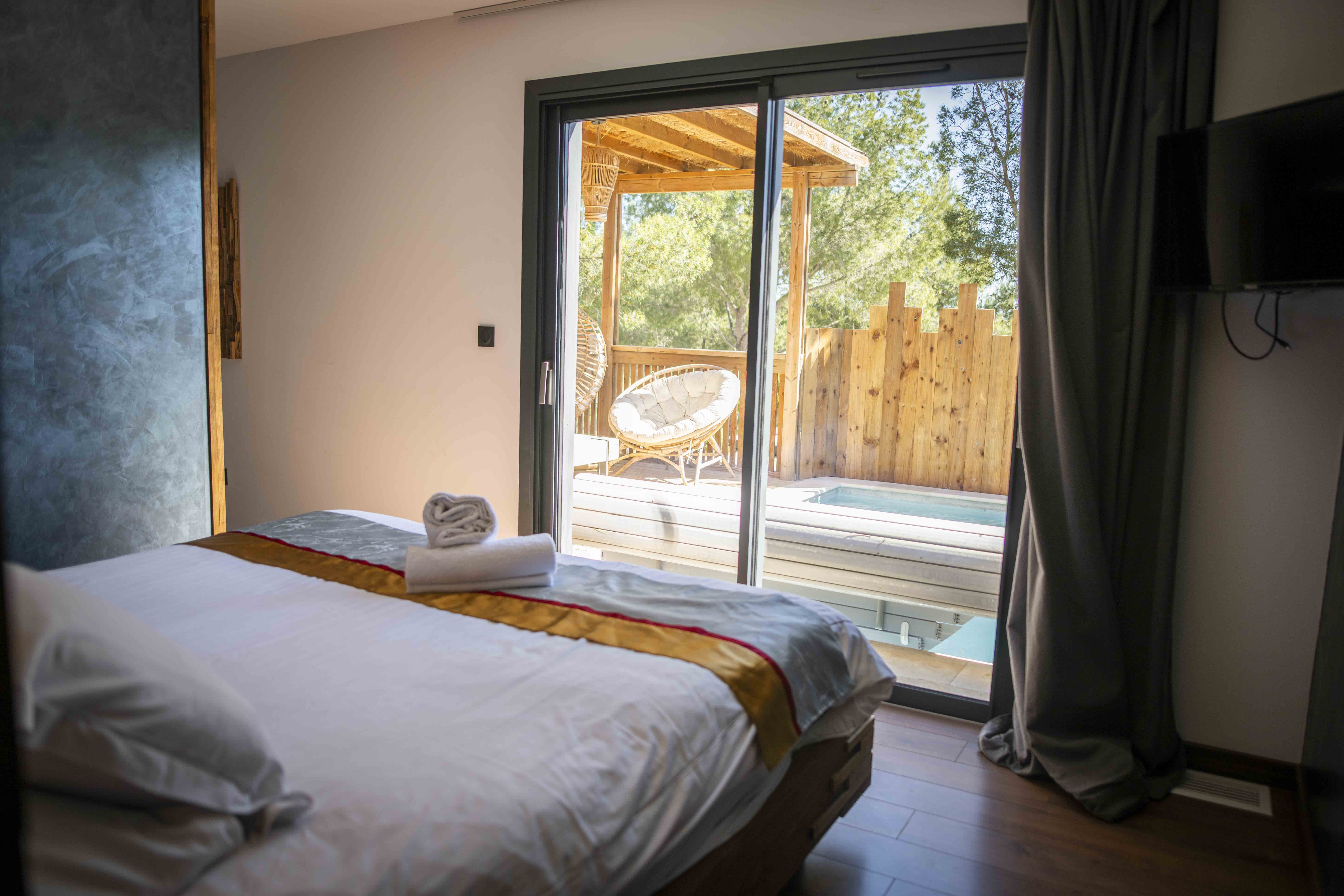 Villa XXL Safari — Cabane sur pilotis avec piscine à Gard à Alès — vue depuis la terrasse