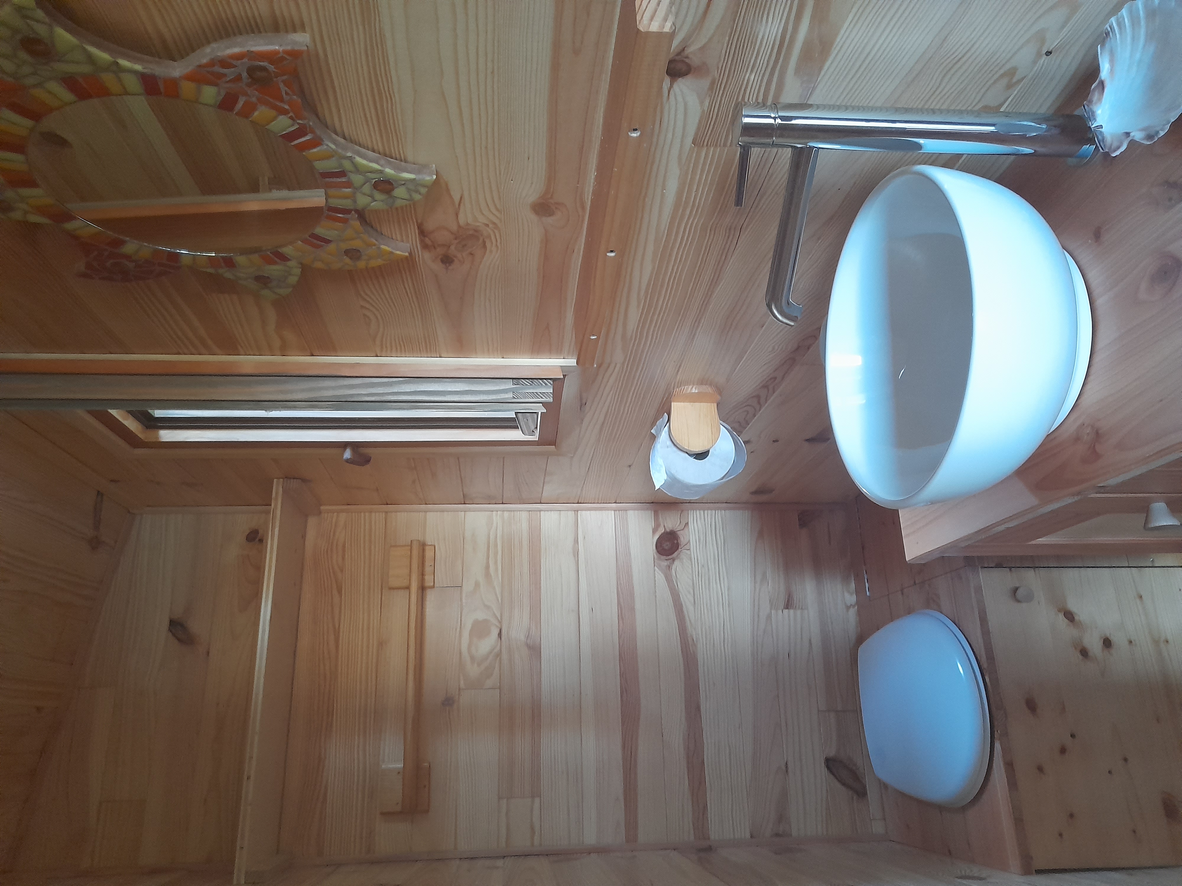 La roulotte des sources de Gulène — Roulotte avec spa à Yonne à Auxerre — salle de bain