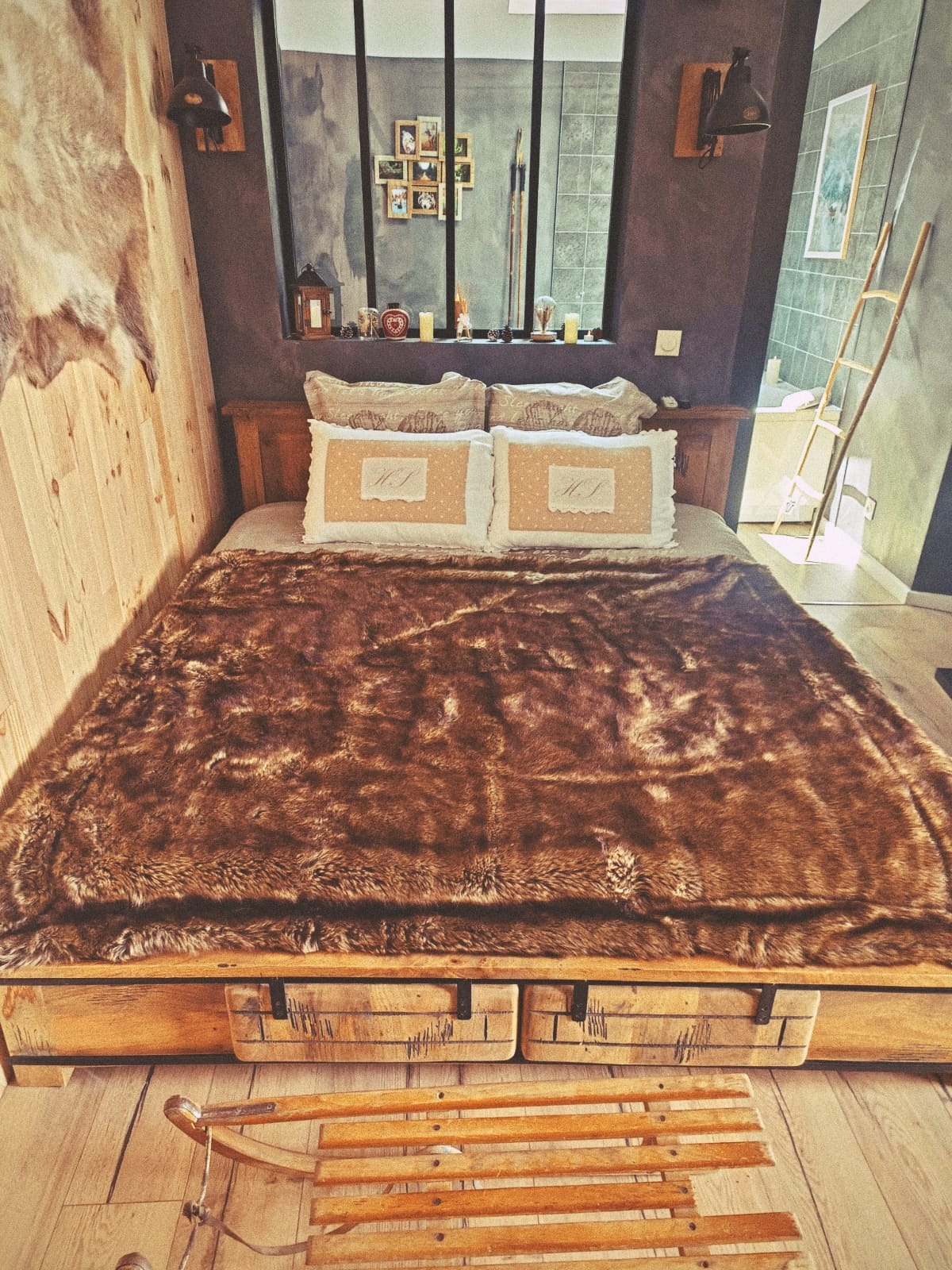 Chalet Romantique Spa & Ciné Privé — Chambre à thème avec jacuzzi à Amiens à Amiens — chambre