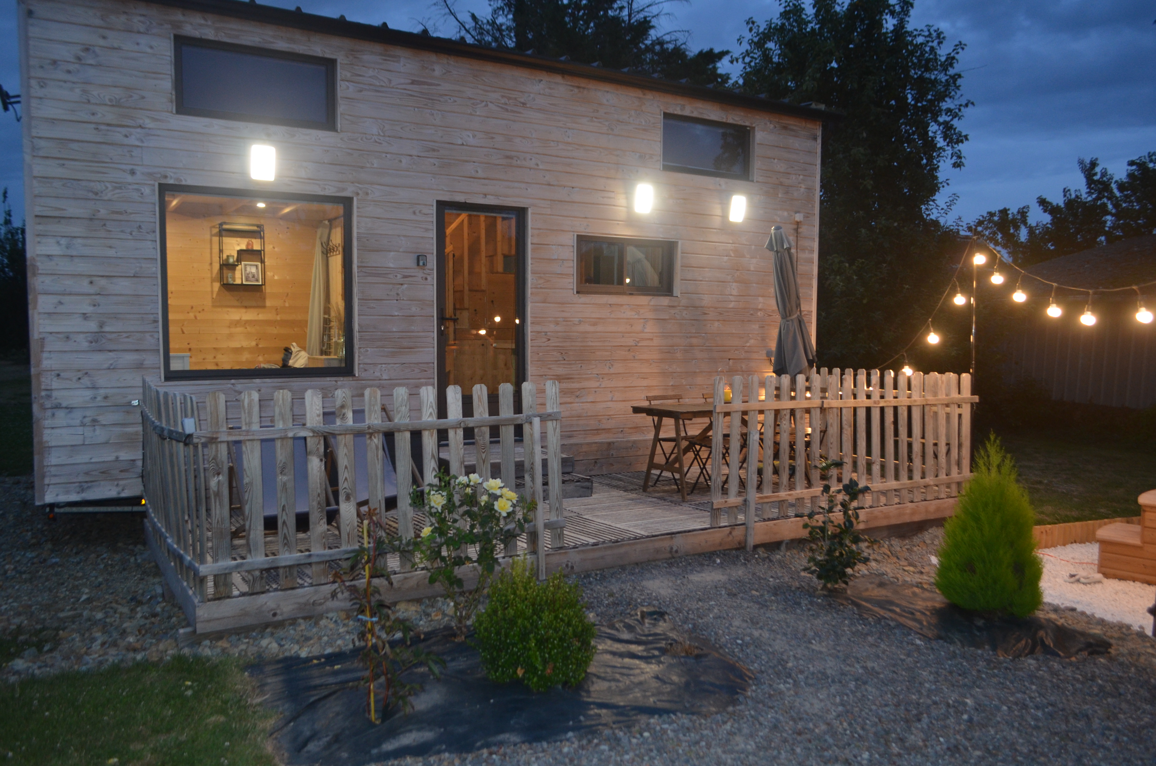 Tiny house moderne avec spa en Pays de la Loire à Gennes Longuefuye — espace de vie