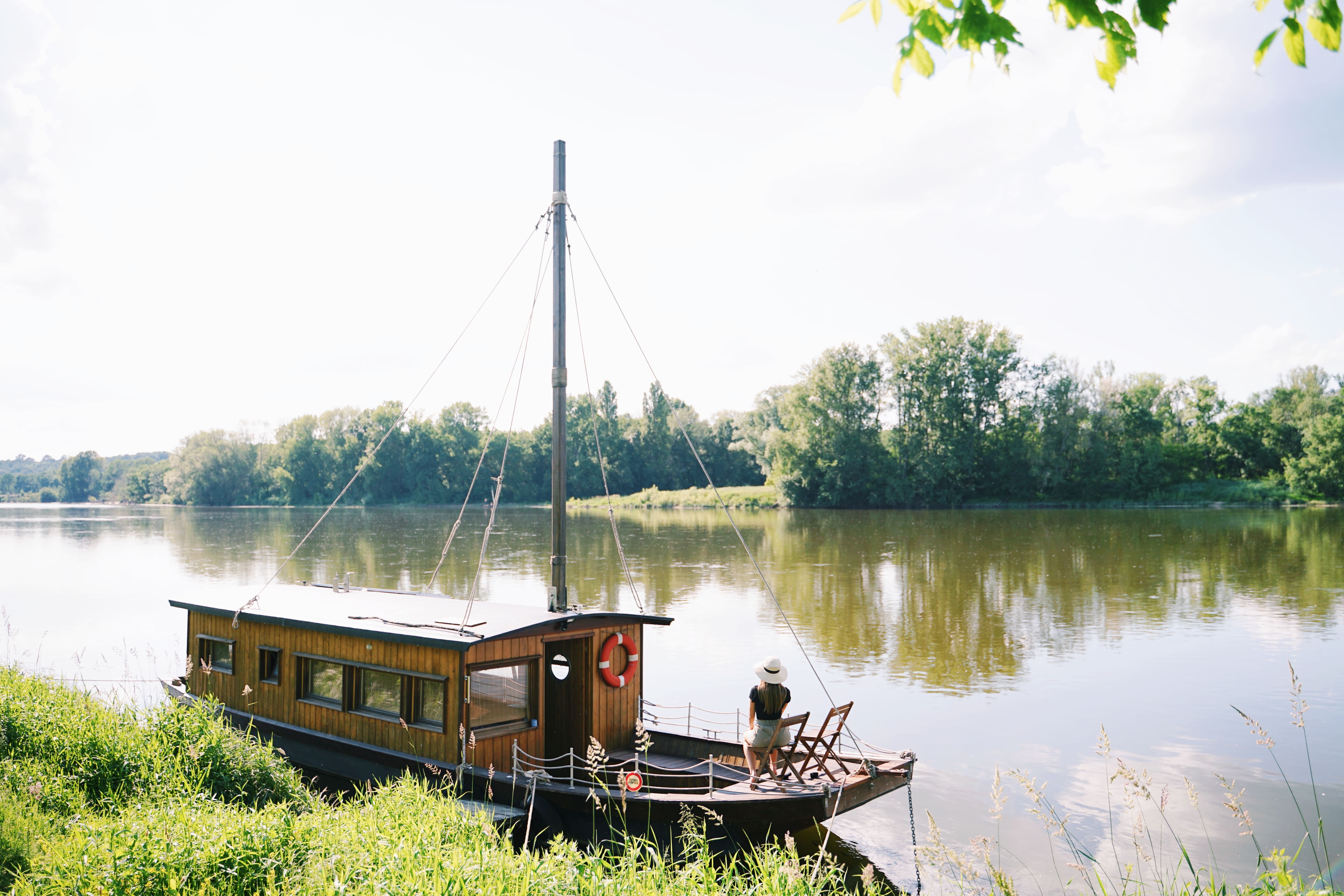 La Toue Reine : une expérience flottante au cœur de la nature à La Chapelle Aux Naux — salle de bain