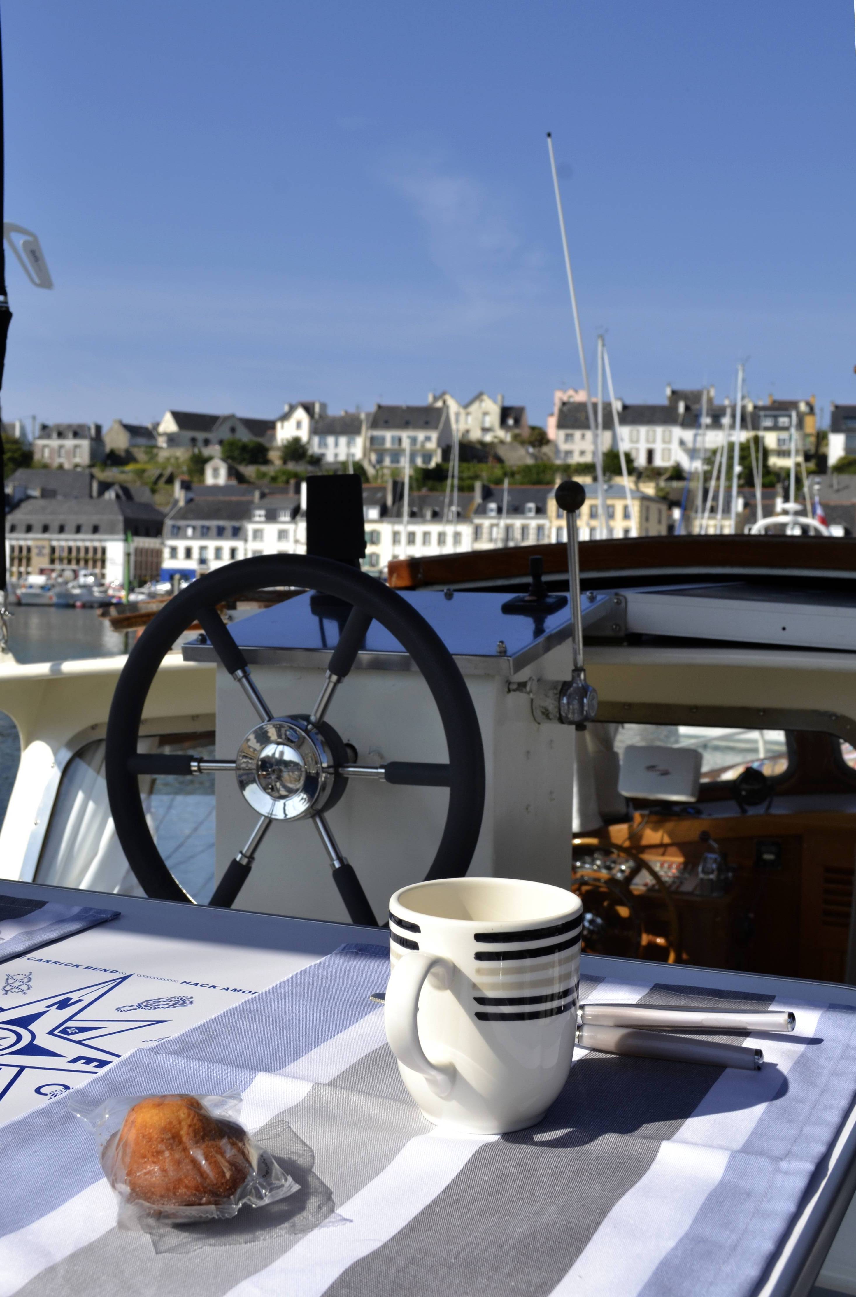 Vivez l'expérience unique du Yacht Time Out à Audierne — environnement naturel