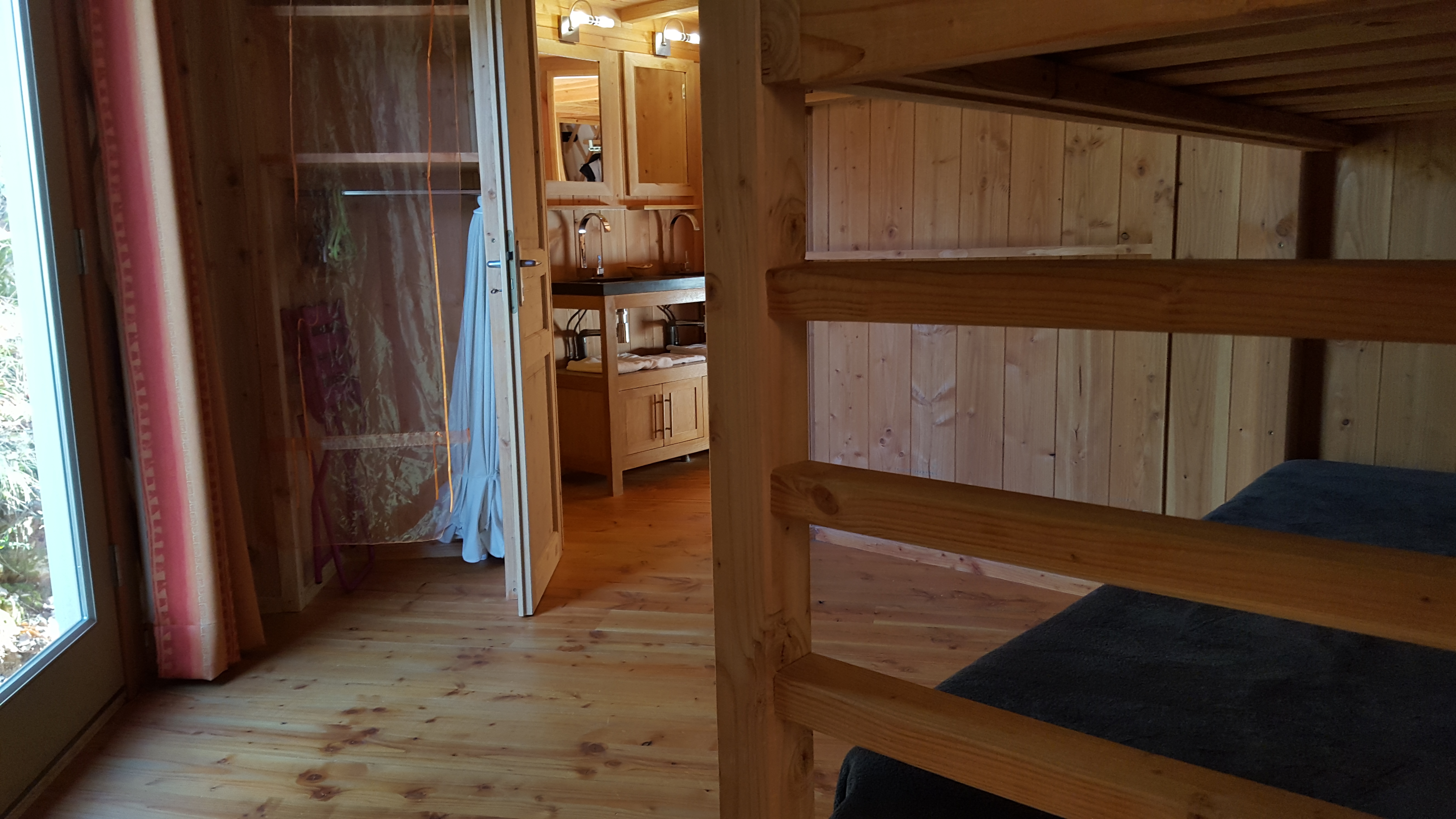 Séjournez dans une yourte moderne au cœur du Lot à Albas — cuisine