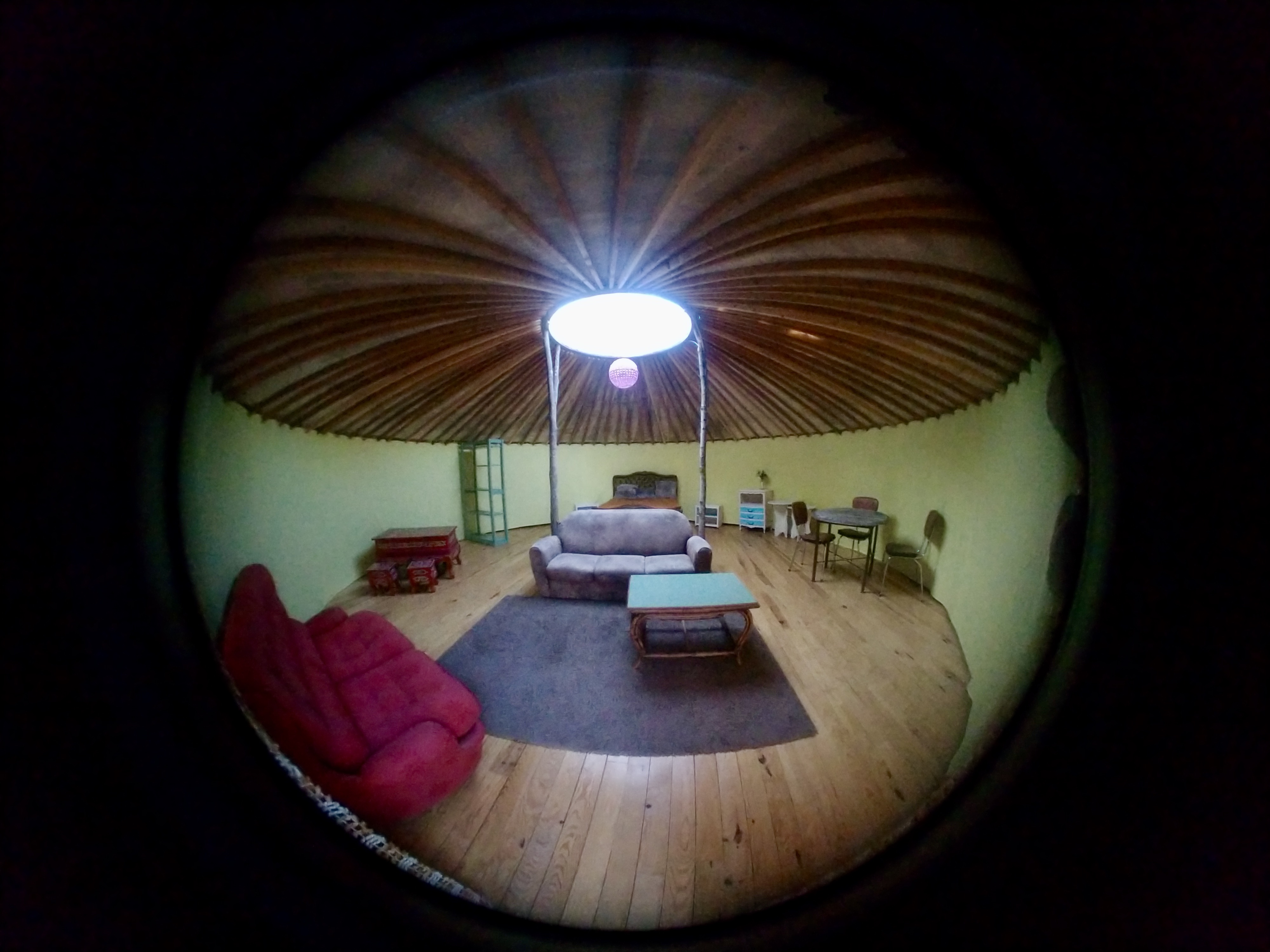 Séjournez dans une yourte au cœur de la nature provençale à Redortiers — chambre