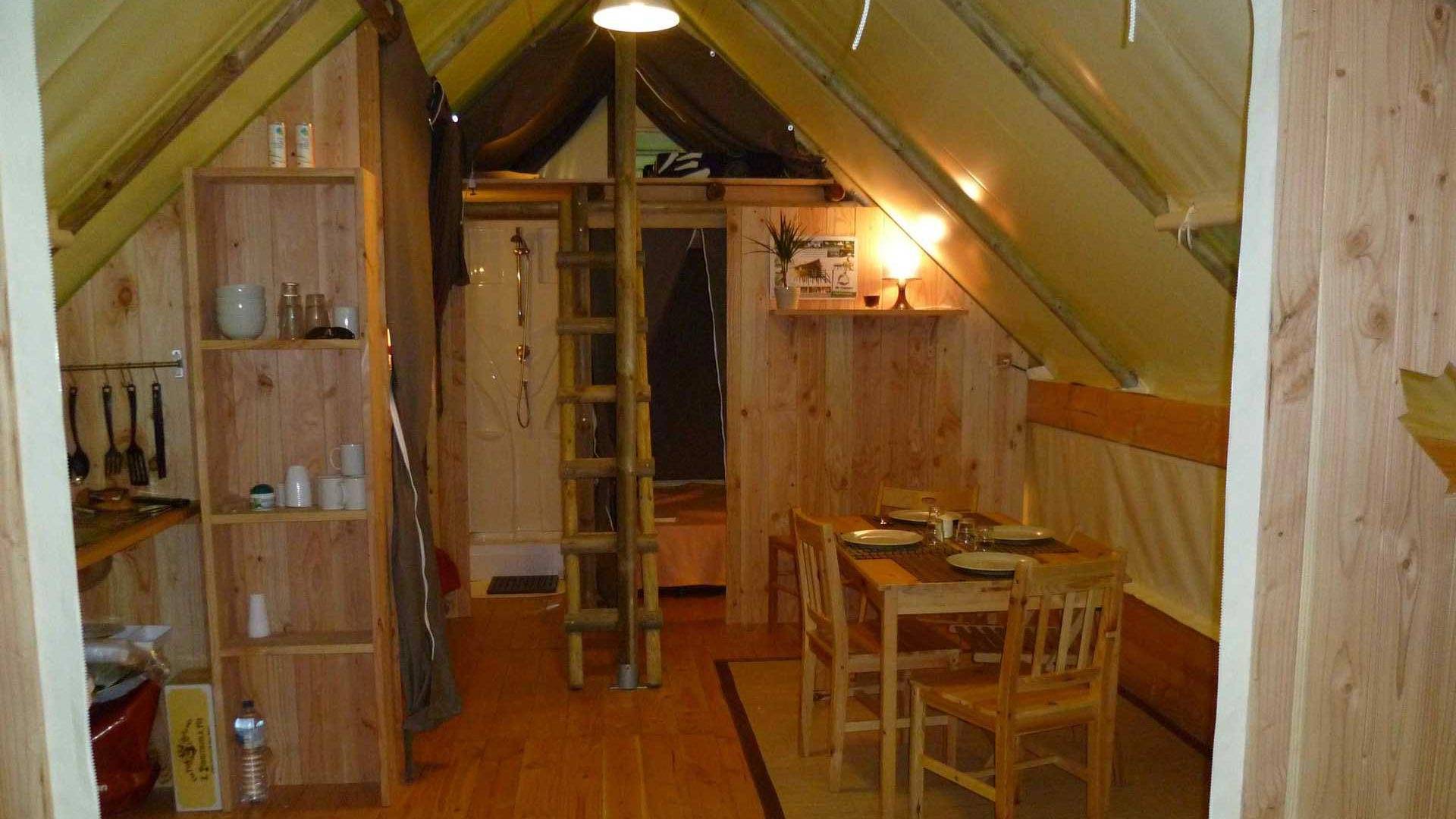 La Tente Robinson : un lodge safari au cœur de l'Auvergne à Chamalières-Sur-Loire — chambre
