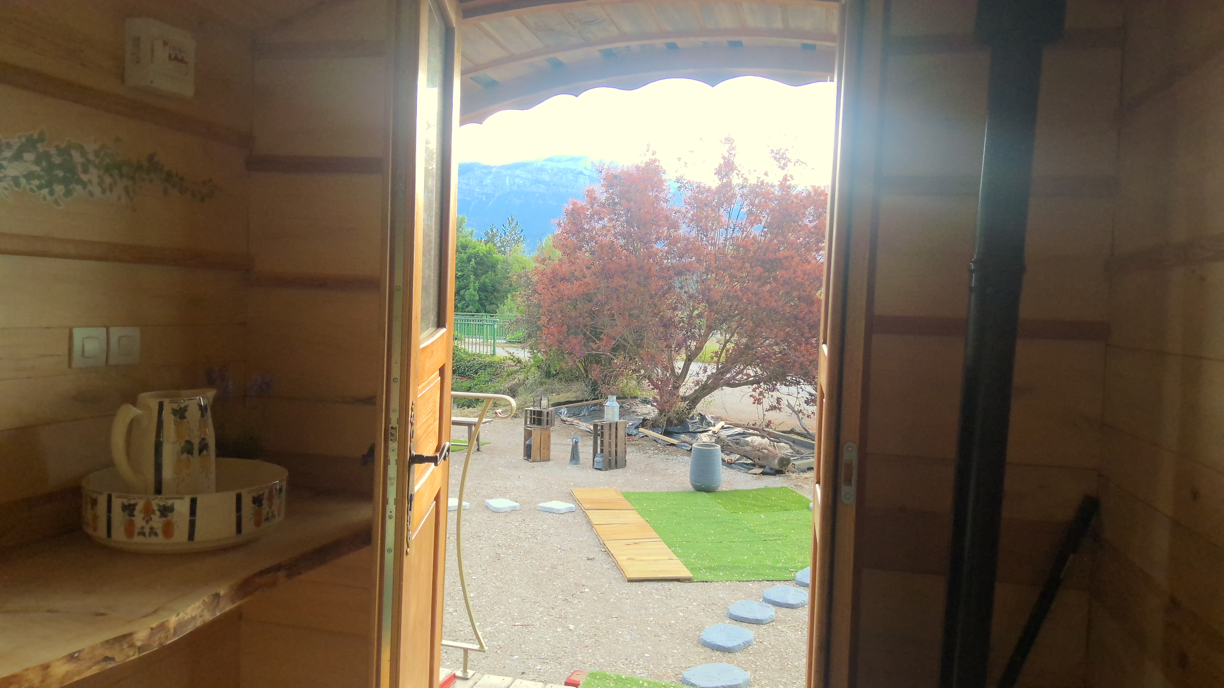 Roulotte face au Vercors — Séjour insolite avec terrasse à 2 pas de la Drôme à Loriol-sur-Drôme — espace de vie