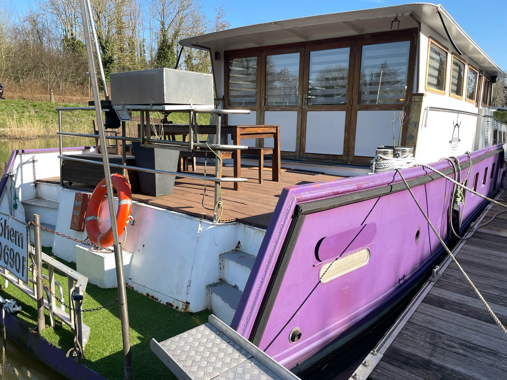 La péniche de Bergues : une expérience flottante en Hauts-de-France à Bergues — vue intérieure