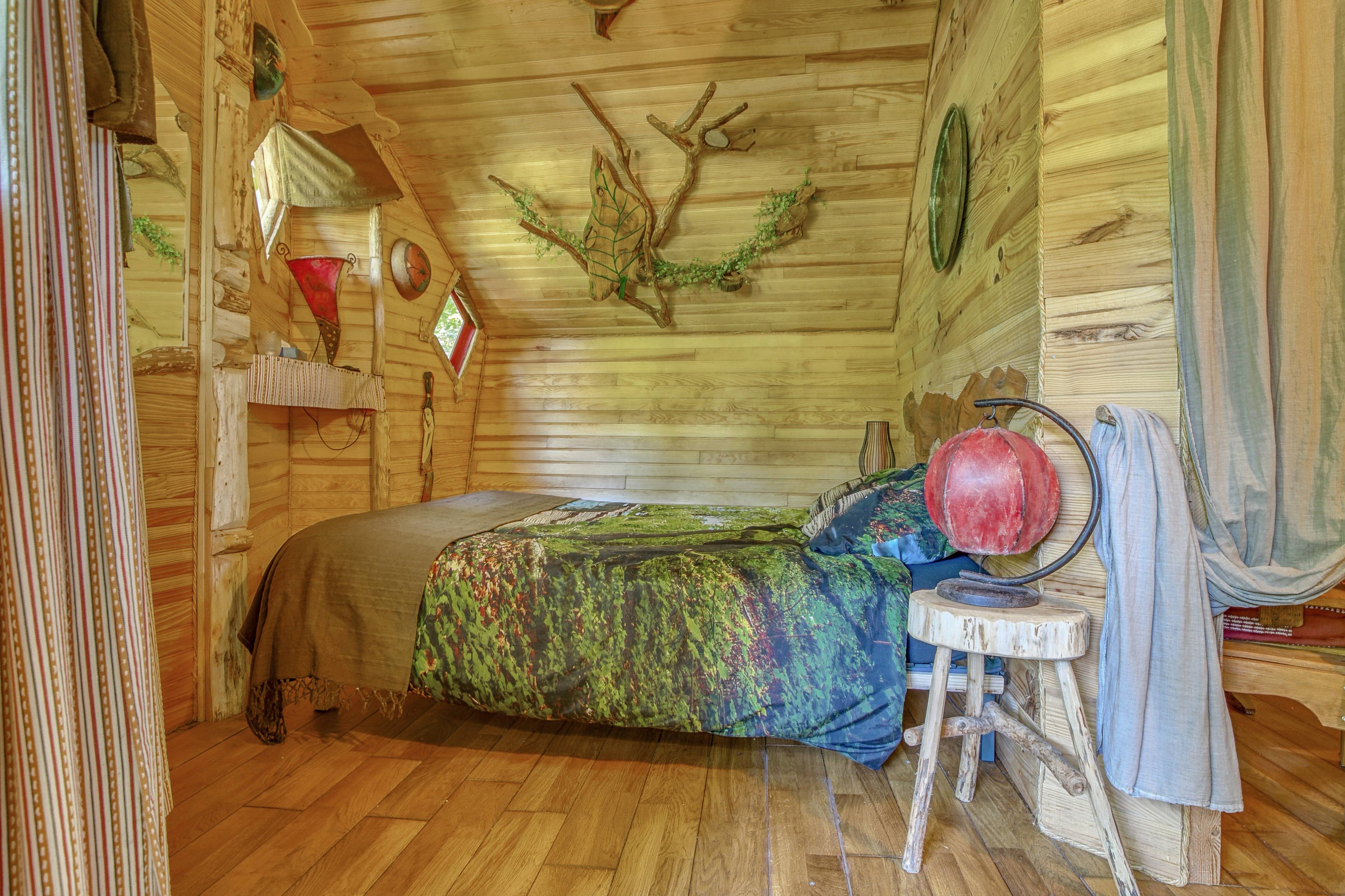 Nid perché : une cabane sur pilotis en pleine nature à Fermanville — espace de vie