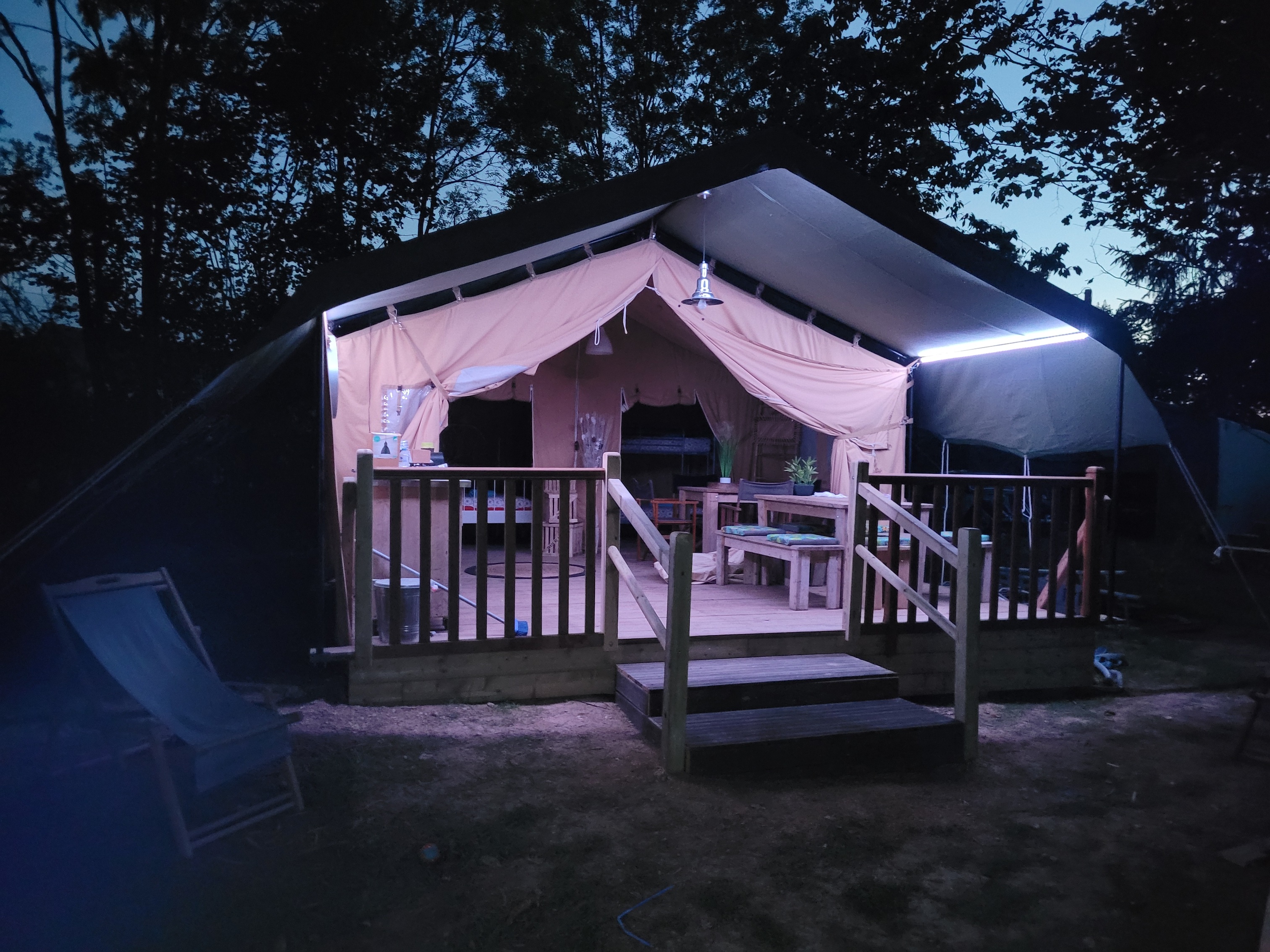 Tente Lodge Safari — Glamping avec spa à Calvados à Noues de Sienne — vue intérieure
