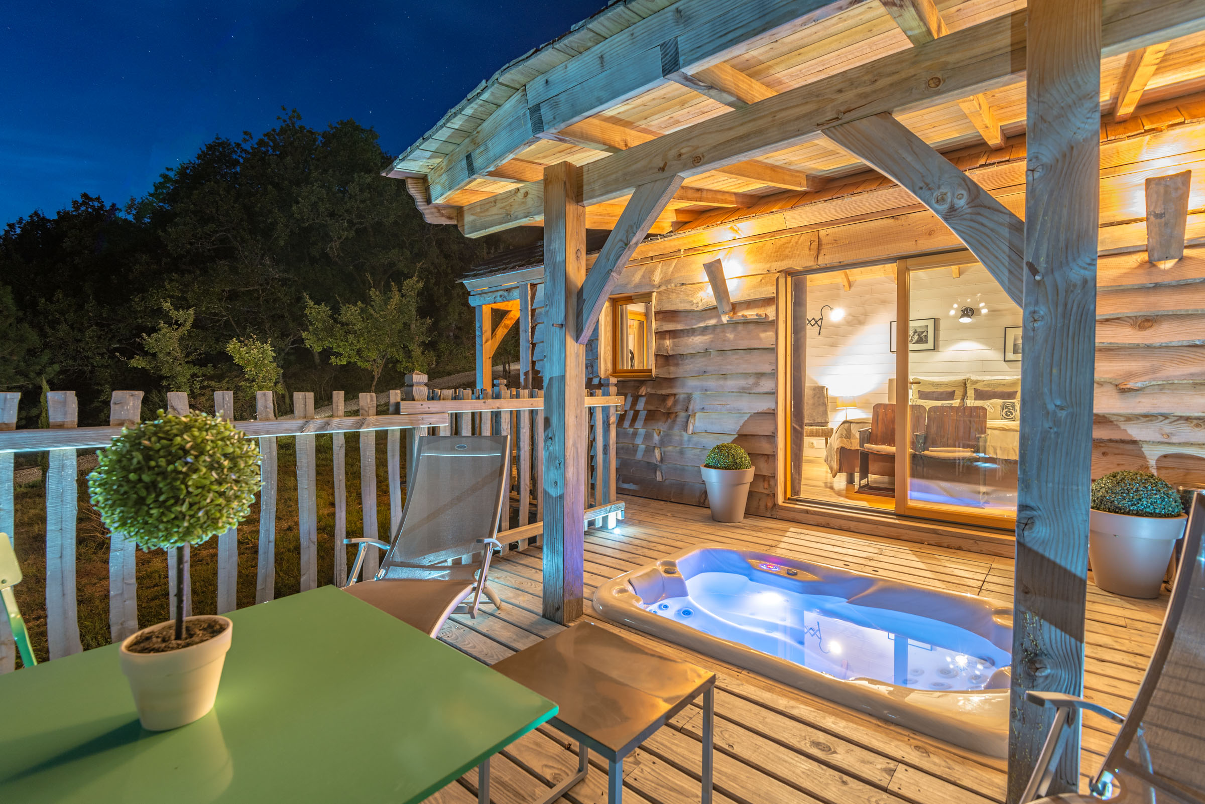 Cabane Spa Ciné Retro : une évasion insolite en Aquitaine — Cabane à Clairac