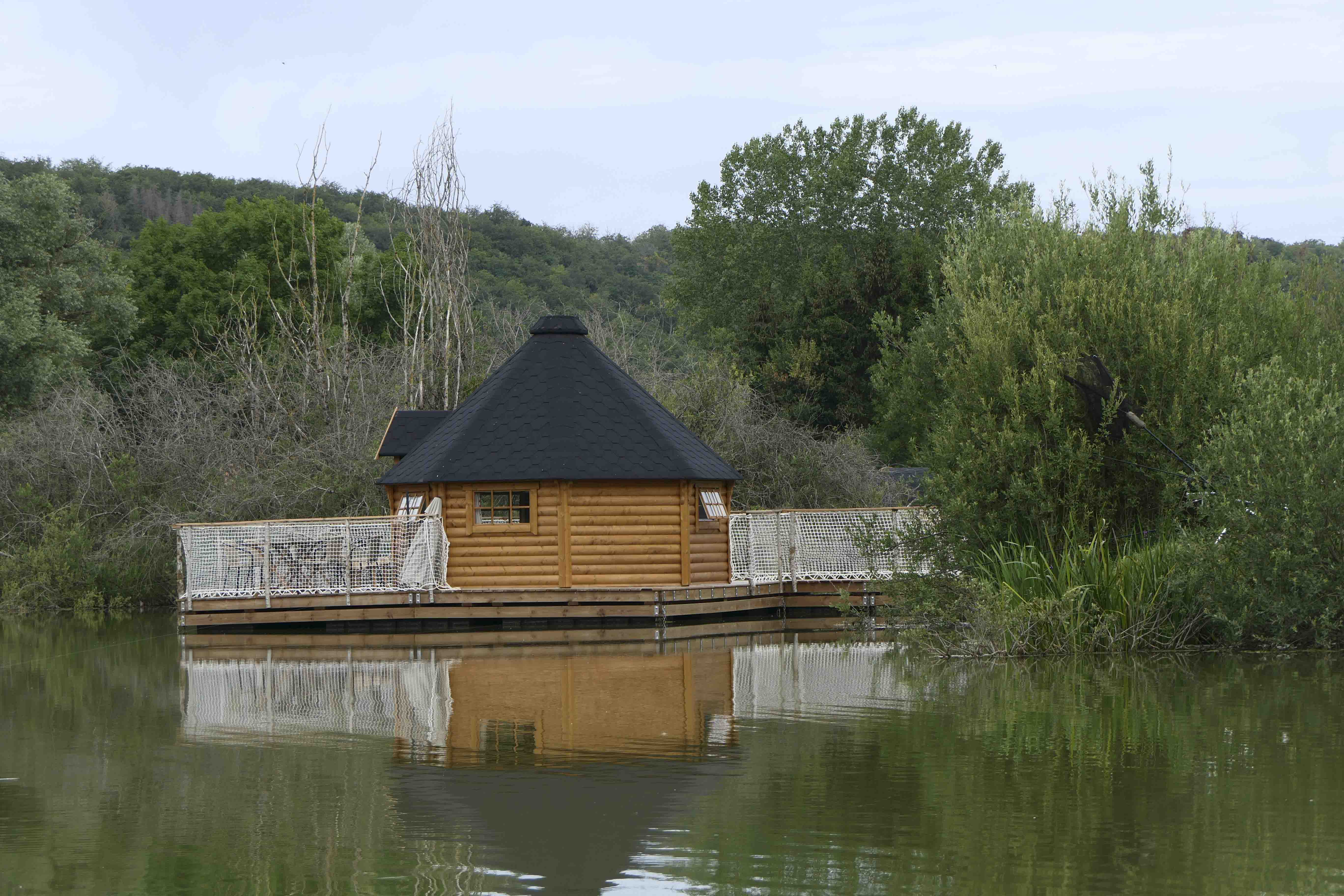 Le Kota Convivial : une cabane flottante en pleine nature à Givrauval — espace de vie