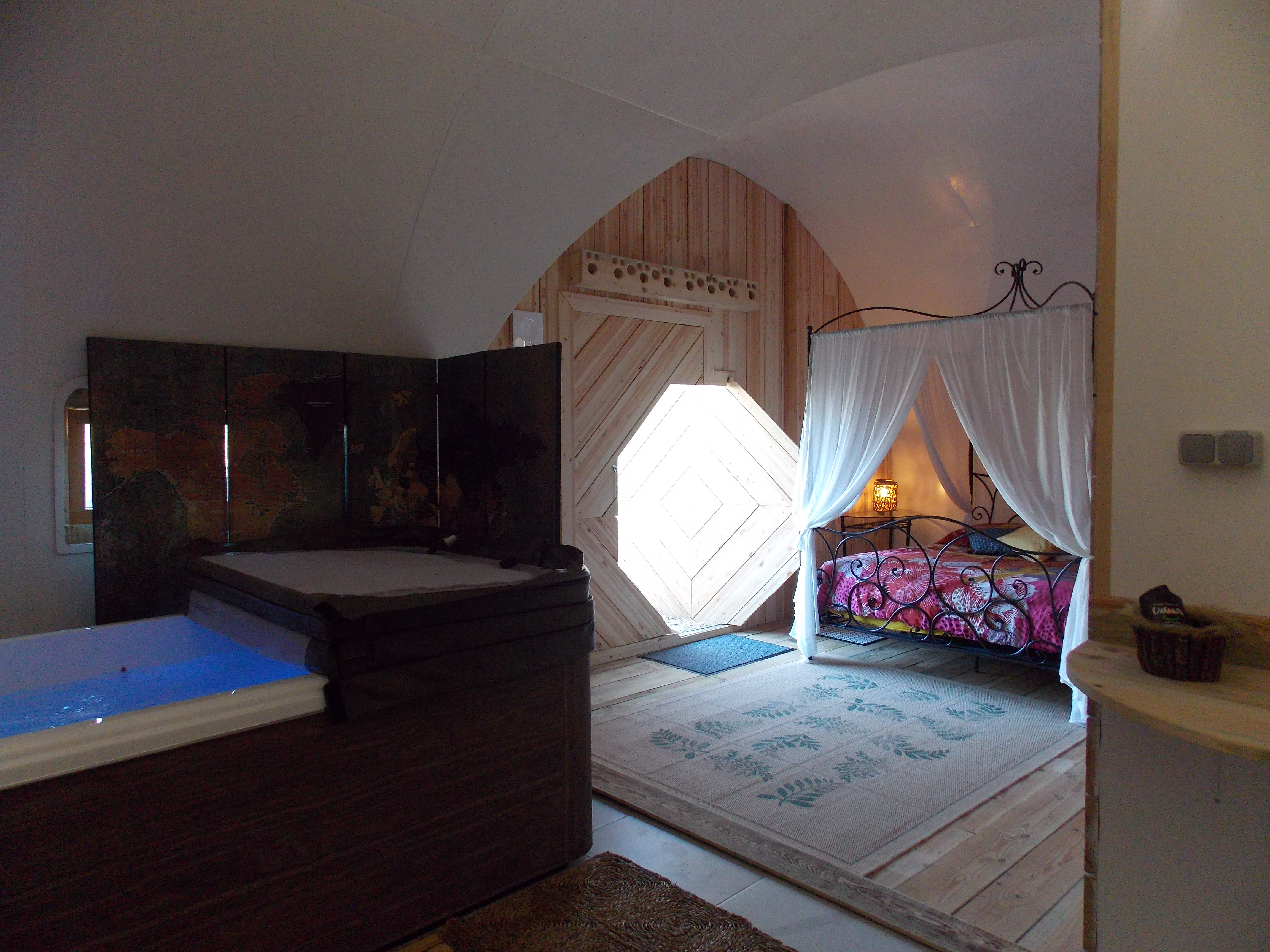Maison de Hobbit Arwen & Spa — Nuit romantique en Isère à Saint-Quentin-sur-Isère — espace de vie