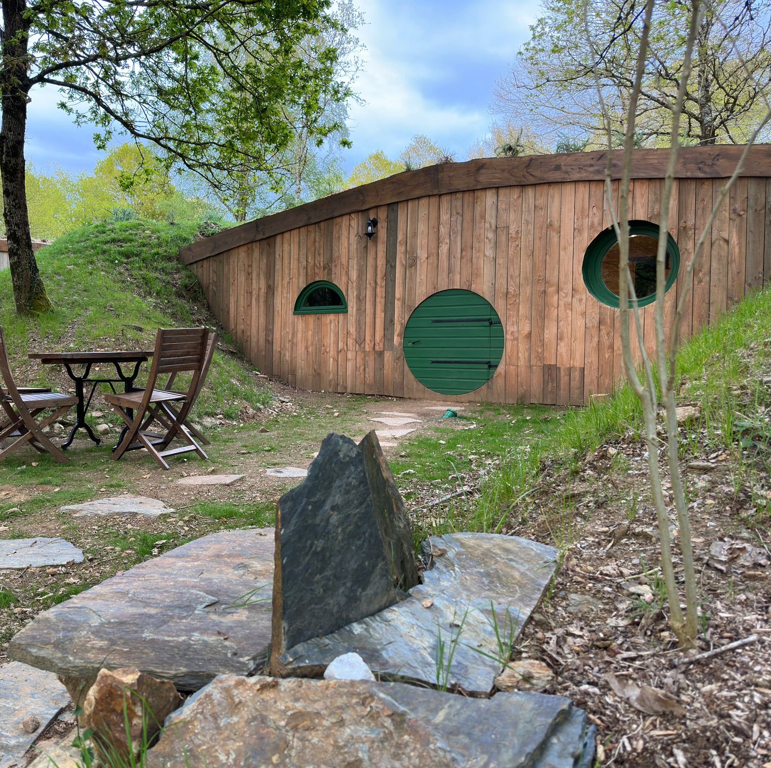 La cabane de Léna : une maison de hobbit en Bretagne