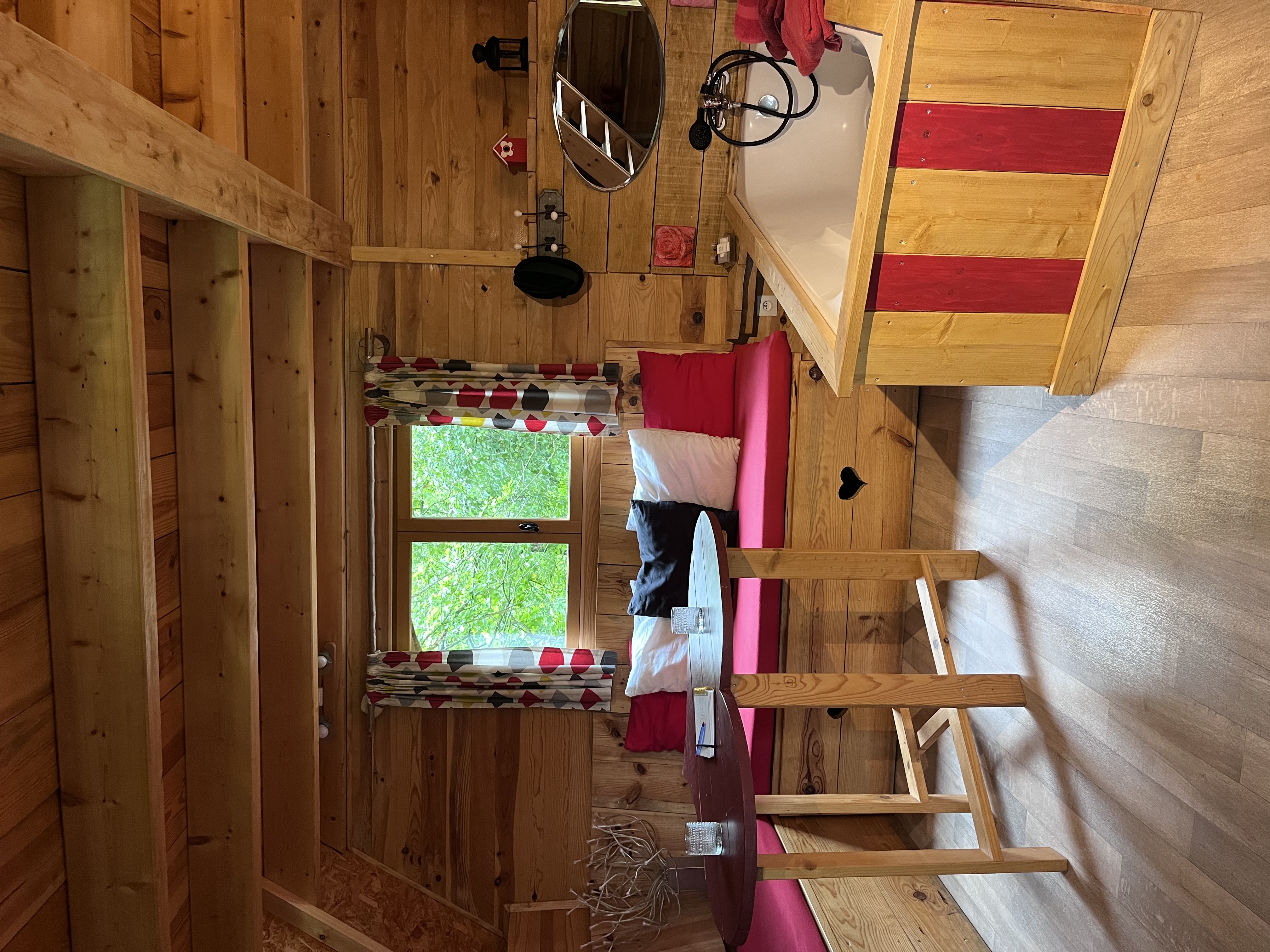 L'ILE ROUGE : une cabane sur pilotis au cœur de la Picardie à Fere En Tardenois — vue intérieure